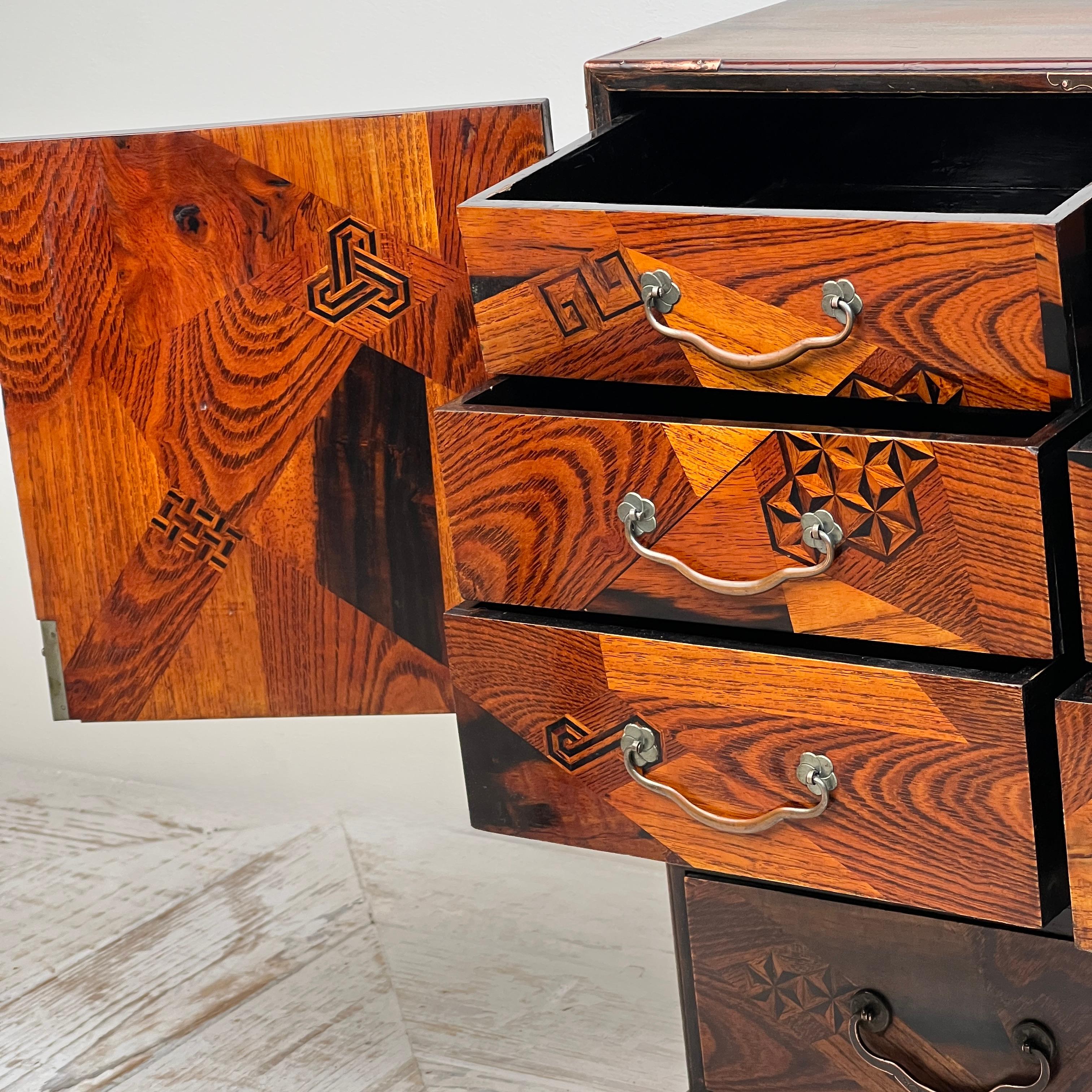 Antiguo Gabinete Japonés de Coleccionistas de Joyas de Mesa de la Época Meiji 1