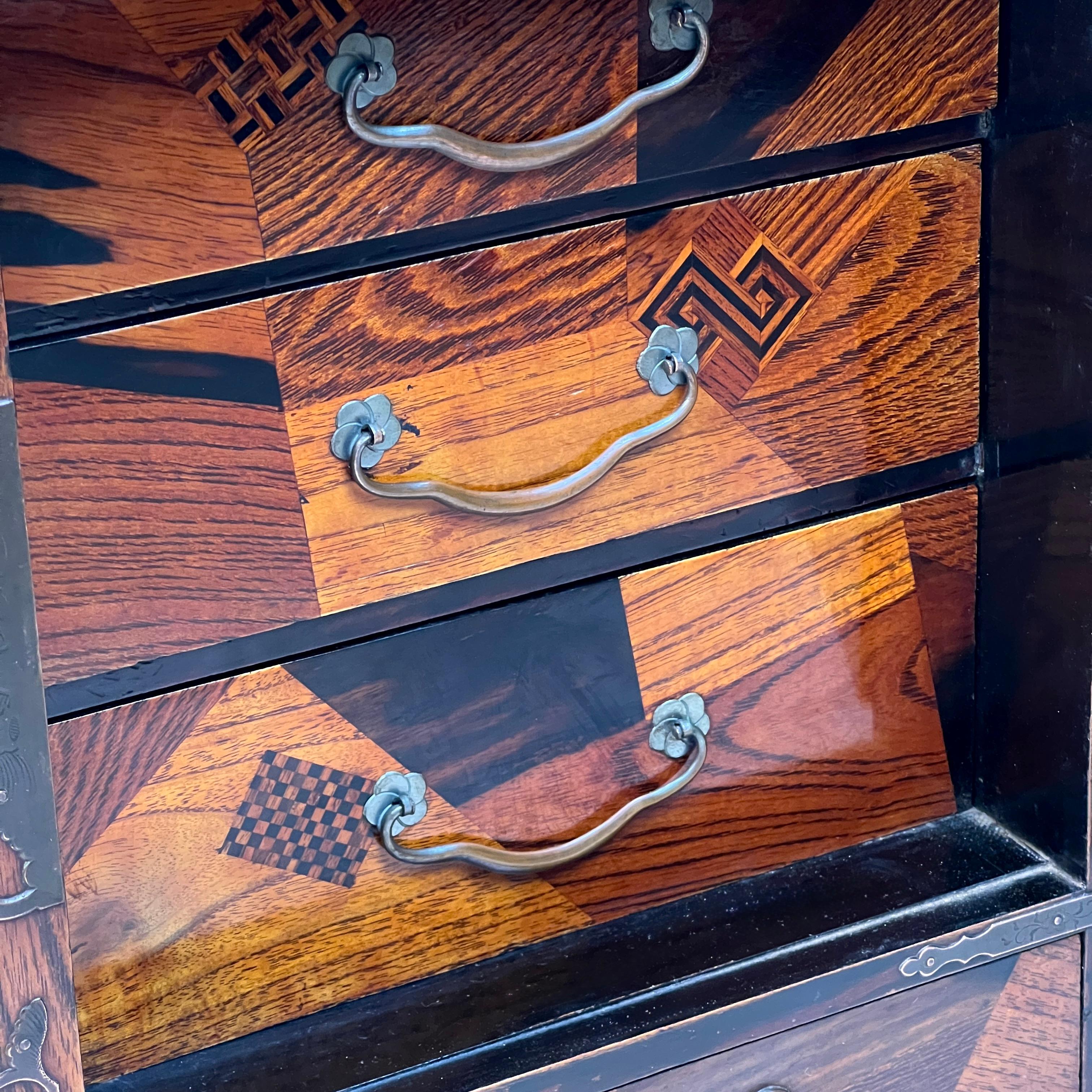 Antiguo Gabinete Japonés de Coleccionistas de Joyas de Mesa de la Época Meiji 2