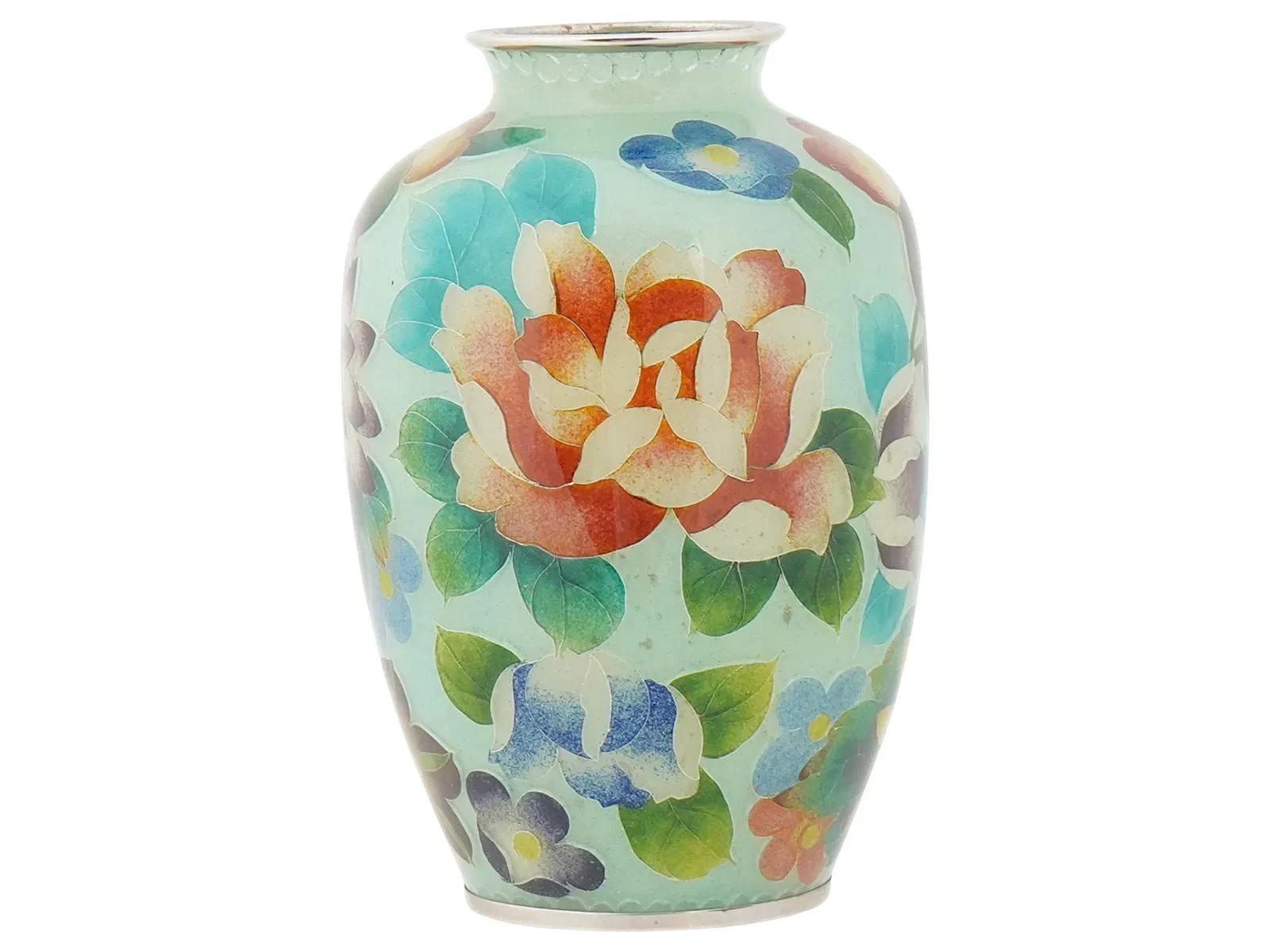 Antique Japanese Meiji plique-à-jour enamel vase In condizioni buone in vendita a Long Island City, NY