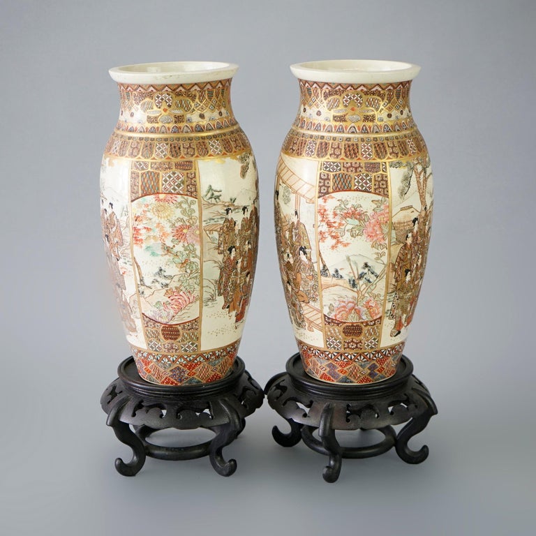 Vases japonais anciens en porcelaine décorés de dorures et de socles en