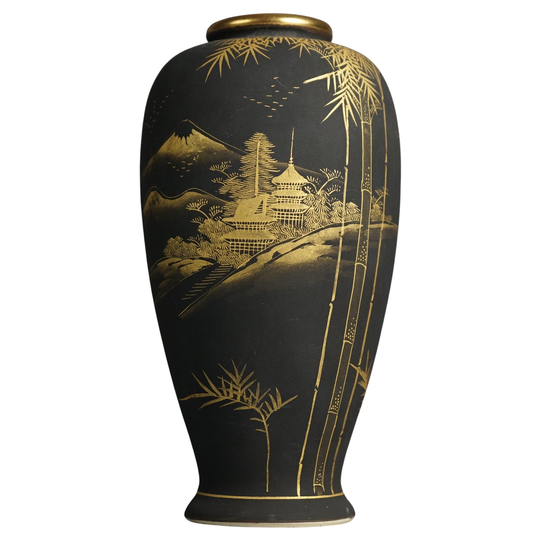 Antike japanische Meiji Satsuma-Porzellanvase aus vergoldetem Meiji-Porzellan mit Pagode und Mt Fugi, um 1910