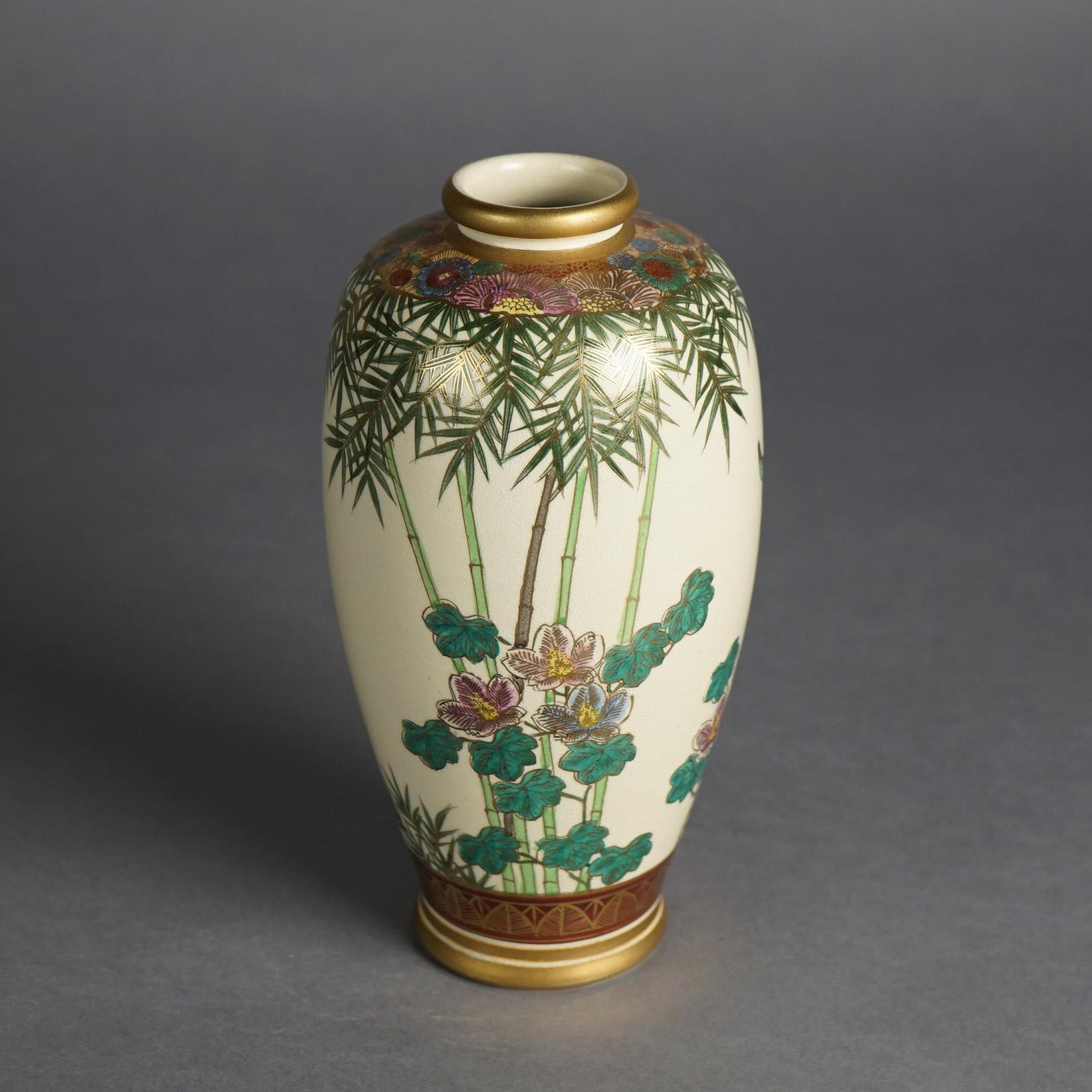 Antike japanische Meiji Satsuma Hand gemalt & vergoldet Porzellan Vase mit Blumen, Schmetterling & Bambus, C1910

Maße: 8,75''H x 4,5''B x 4,5''D