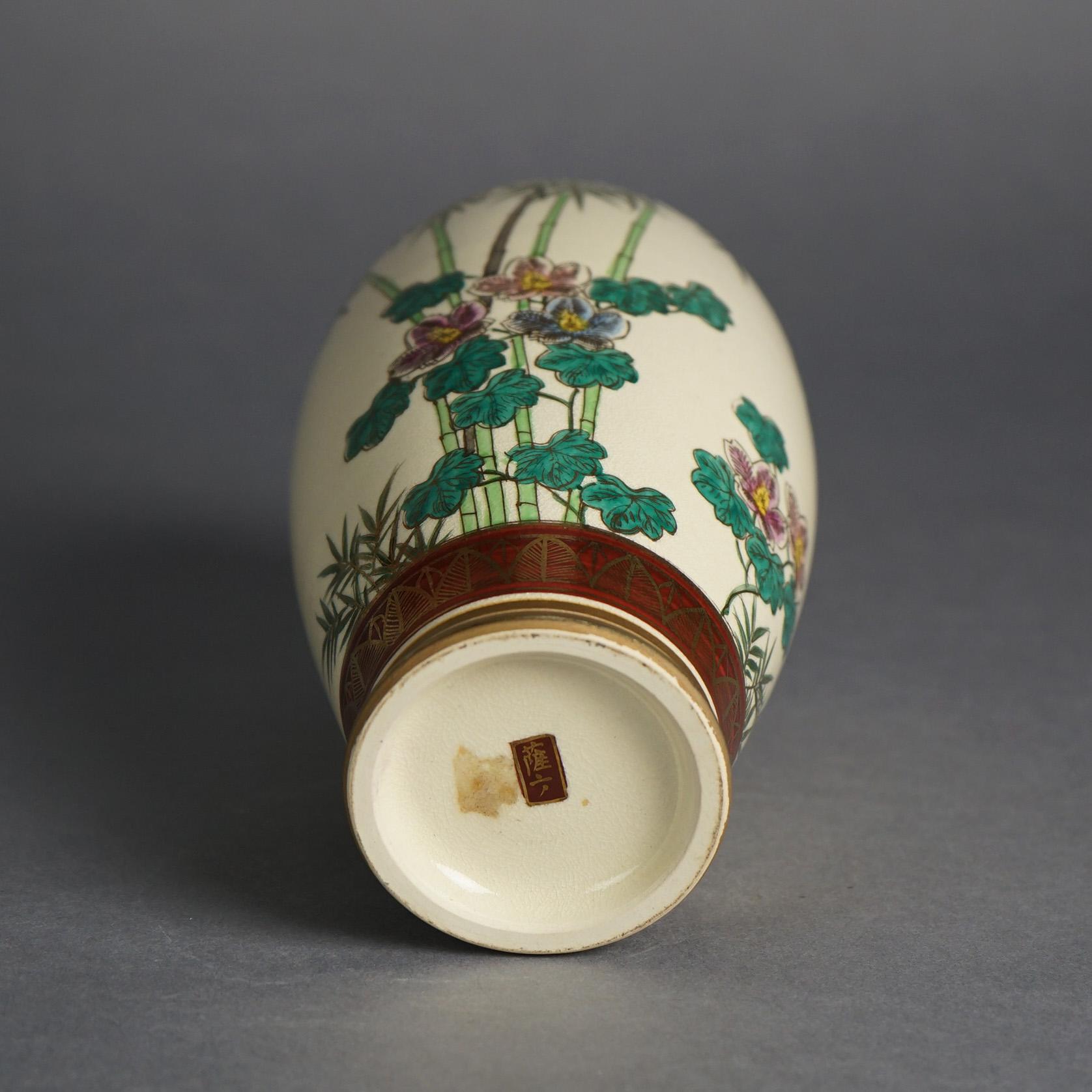Antike japanische Meiji Satsuma-Porzellanvase, handbemalt und vergoldet, um 1910 im Angebot 1
