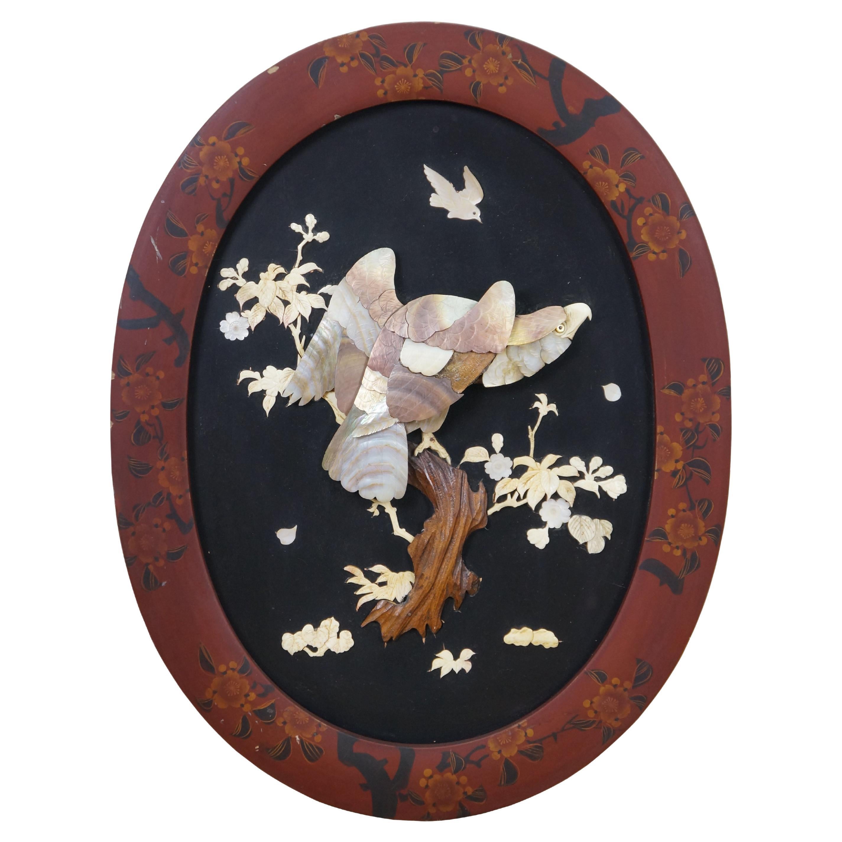 Plaque murale ancienne japonaise Meiji Shibayama en nacre laquée Aigle 21". en vente