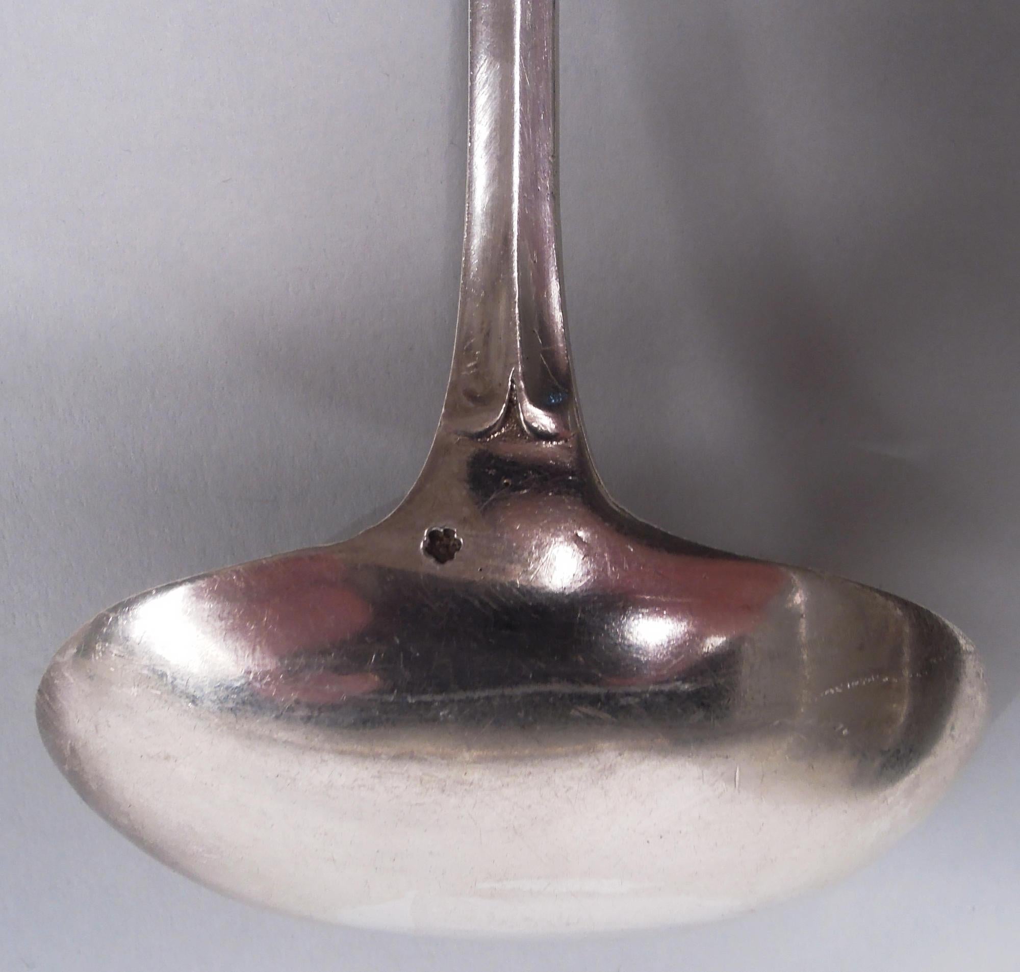 Argento Antico mestolo da salsa giapponese Meiji in argento con rami in fiore in vendita