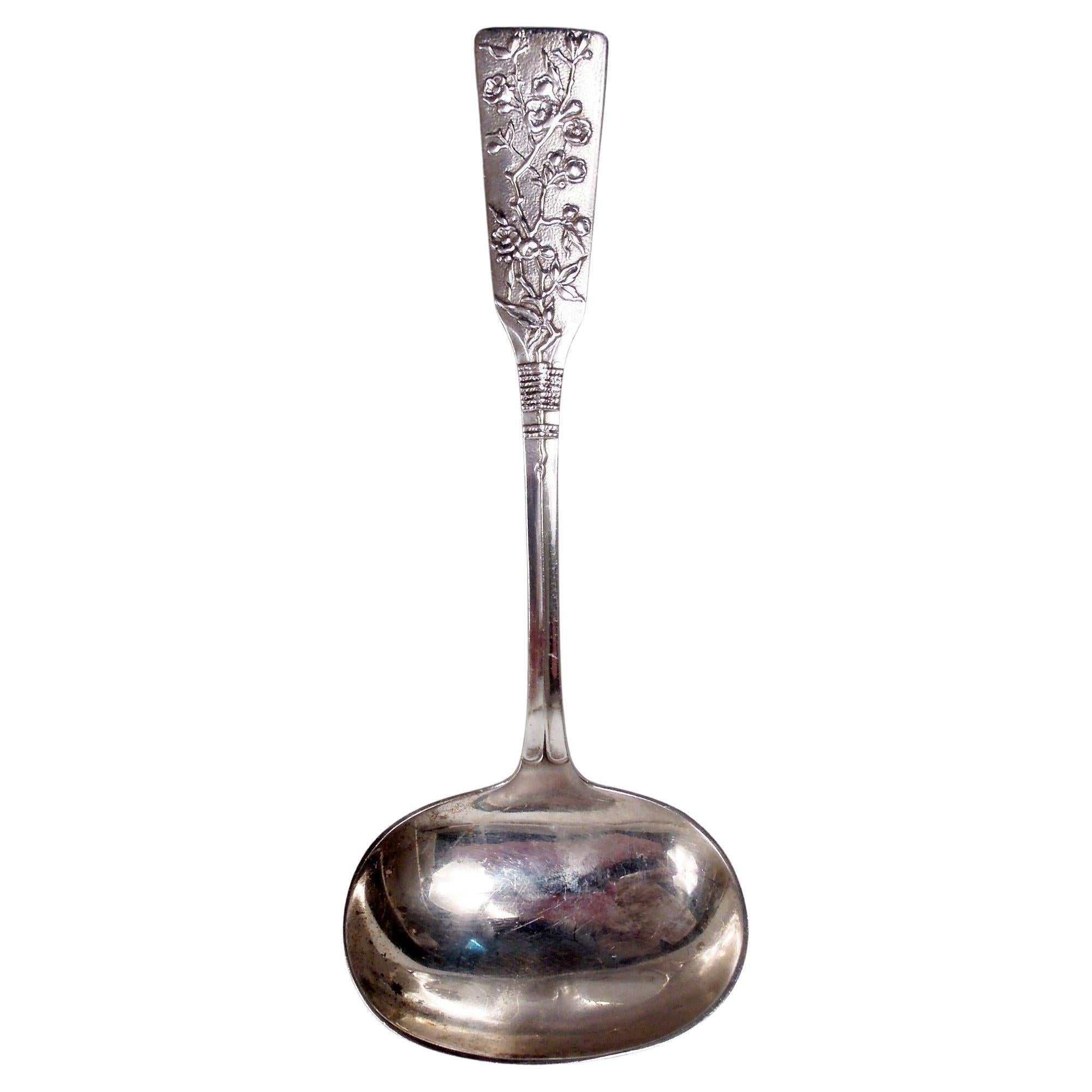 Antico mestolo da salsa giapponese Meiji in argento con rami in fiore