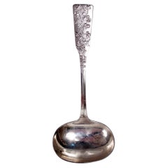 Antiguo cucharón de salsa japonés Meiji de plata con rama en flor