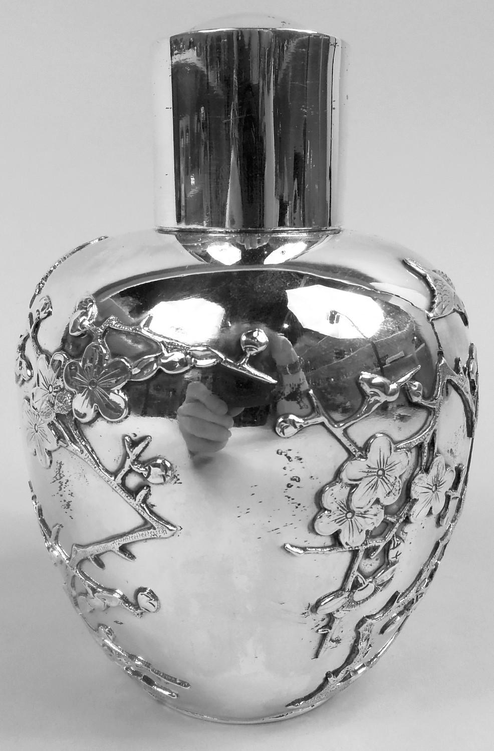 Porta tè giapponese in argento Meiji, 1910 circa. Ovoidale con collo dritto e coperchio aderente. Rami in fiore applicati con uccelli che volano sopra la testa. Contrassegnato. Peso: 8.5 once troy. 