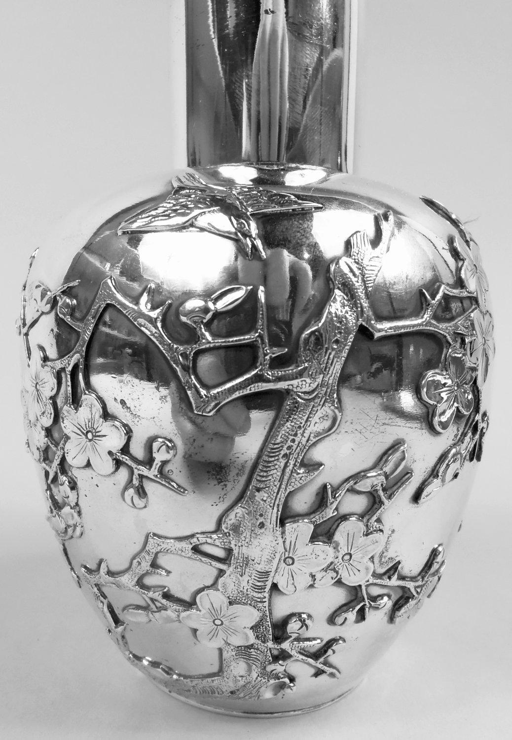 XX secolo Antico porta tè giapponese Meiji in argento con rami in fiore in vendita