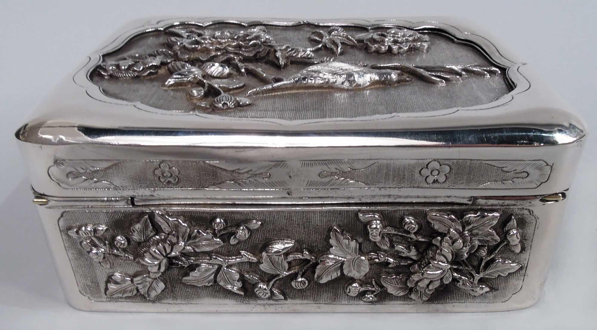 Giapponese Antico cofanetto giapponese Meiji in argento con uccelli e rami fioriti in vendita