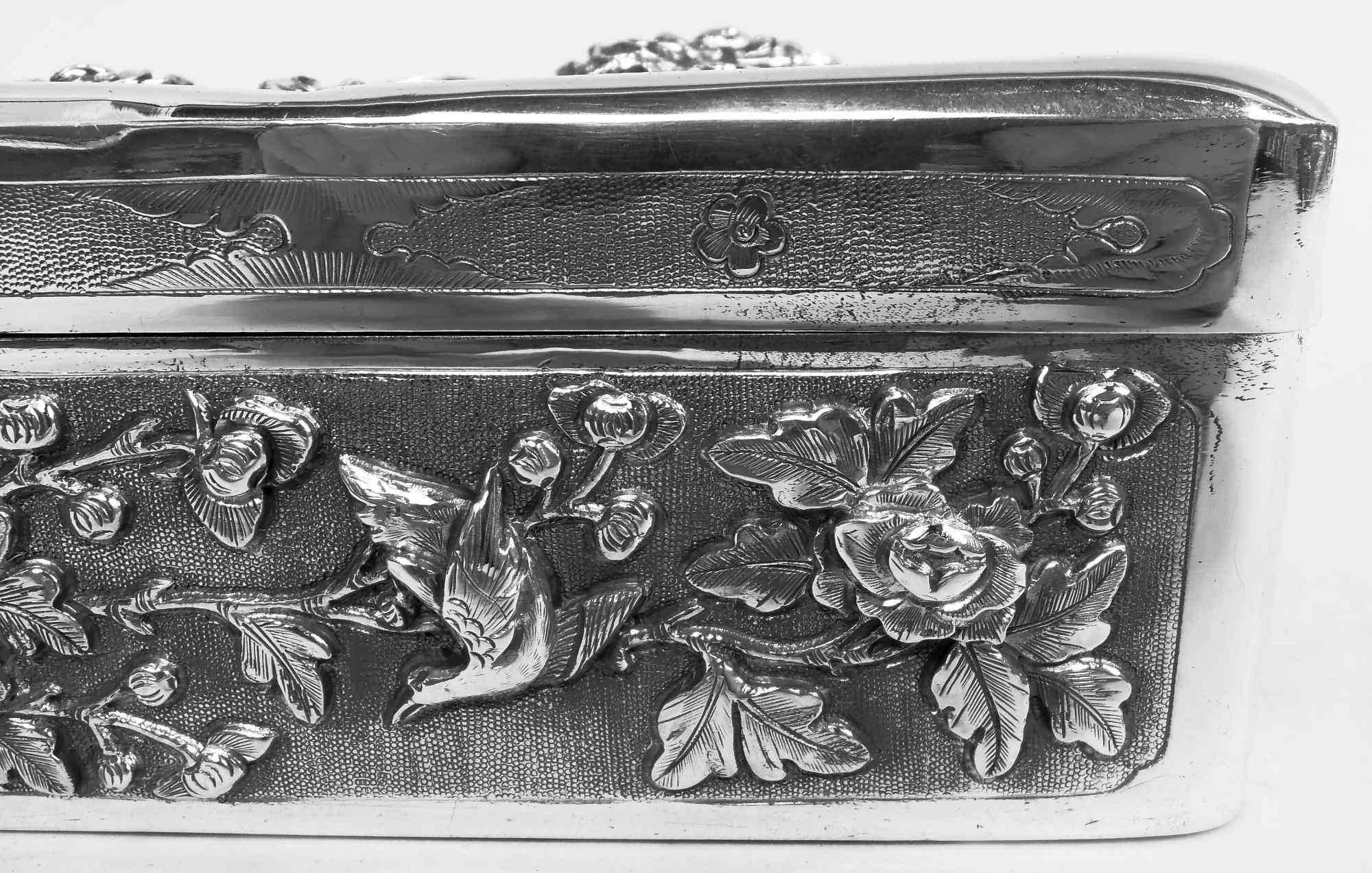 XIX secolo Antico cofanetto giapponese Meiji in argento con uccelli e rami fioriti in vendita