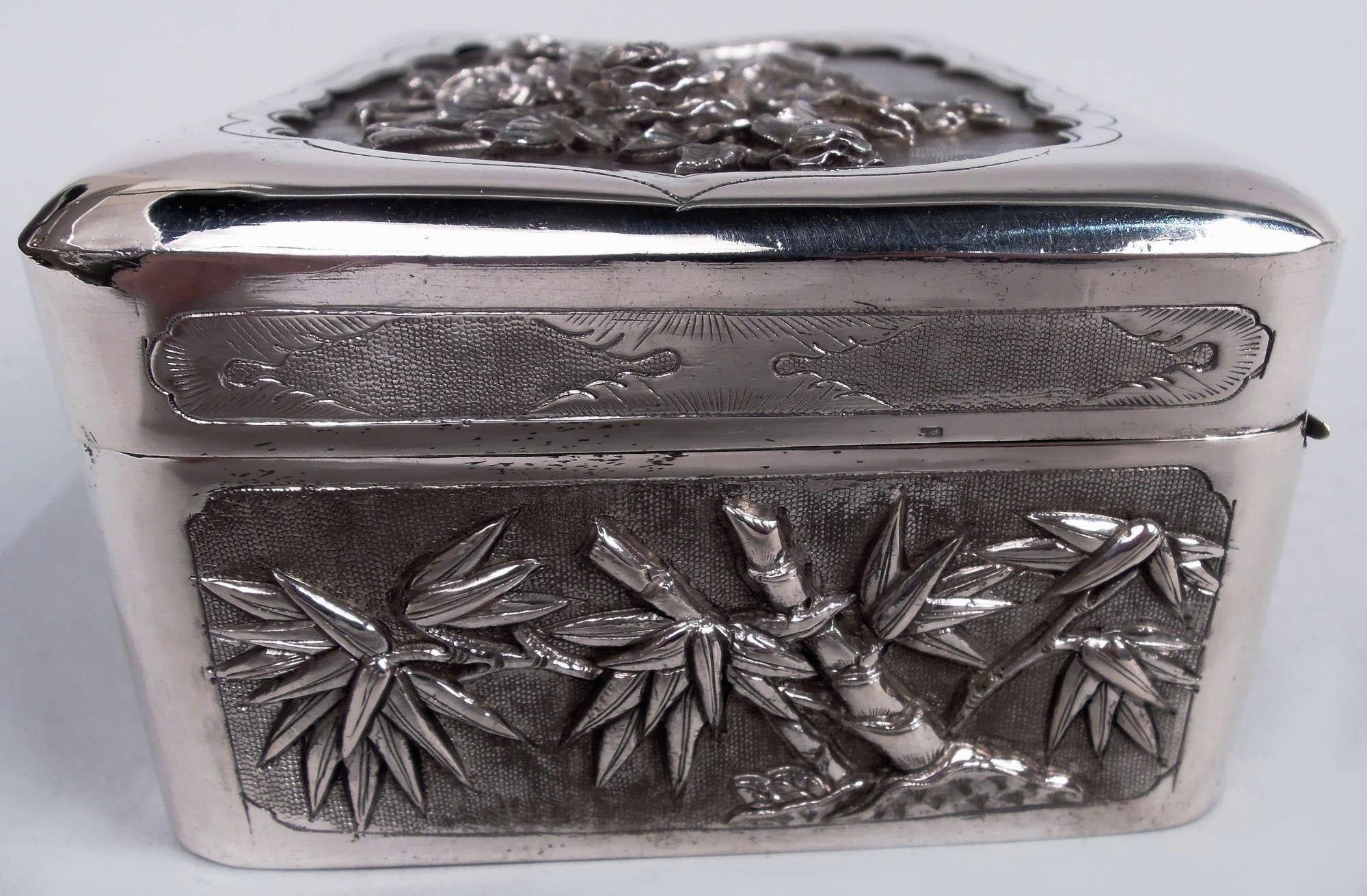 Argento Antico cofanetto giapponese Meiji in argento con uccelli e rami fioriti in vendita