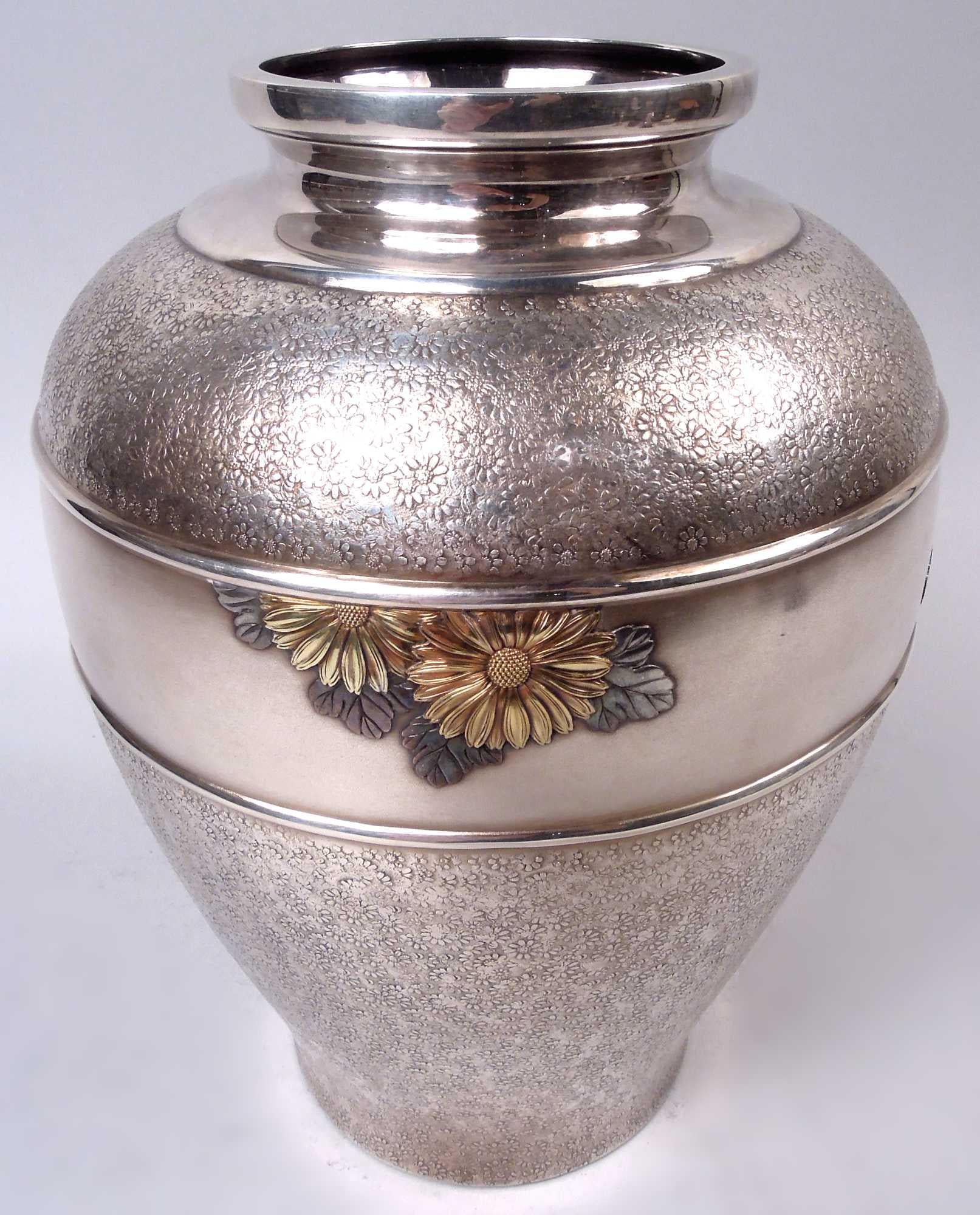Giapponese Antico vaso giapponese Meiji a margherita in argento con fiori d'oro applicati in vendita