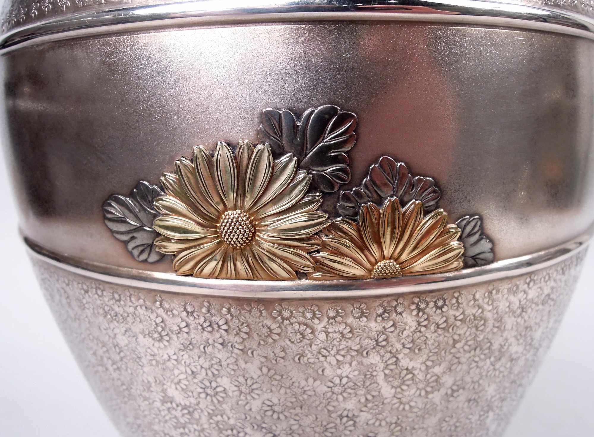 Appliqué Antico vaso giapponese Meiji a margherita in argento con fiori d'oro applicati in vendita