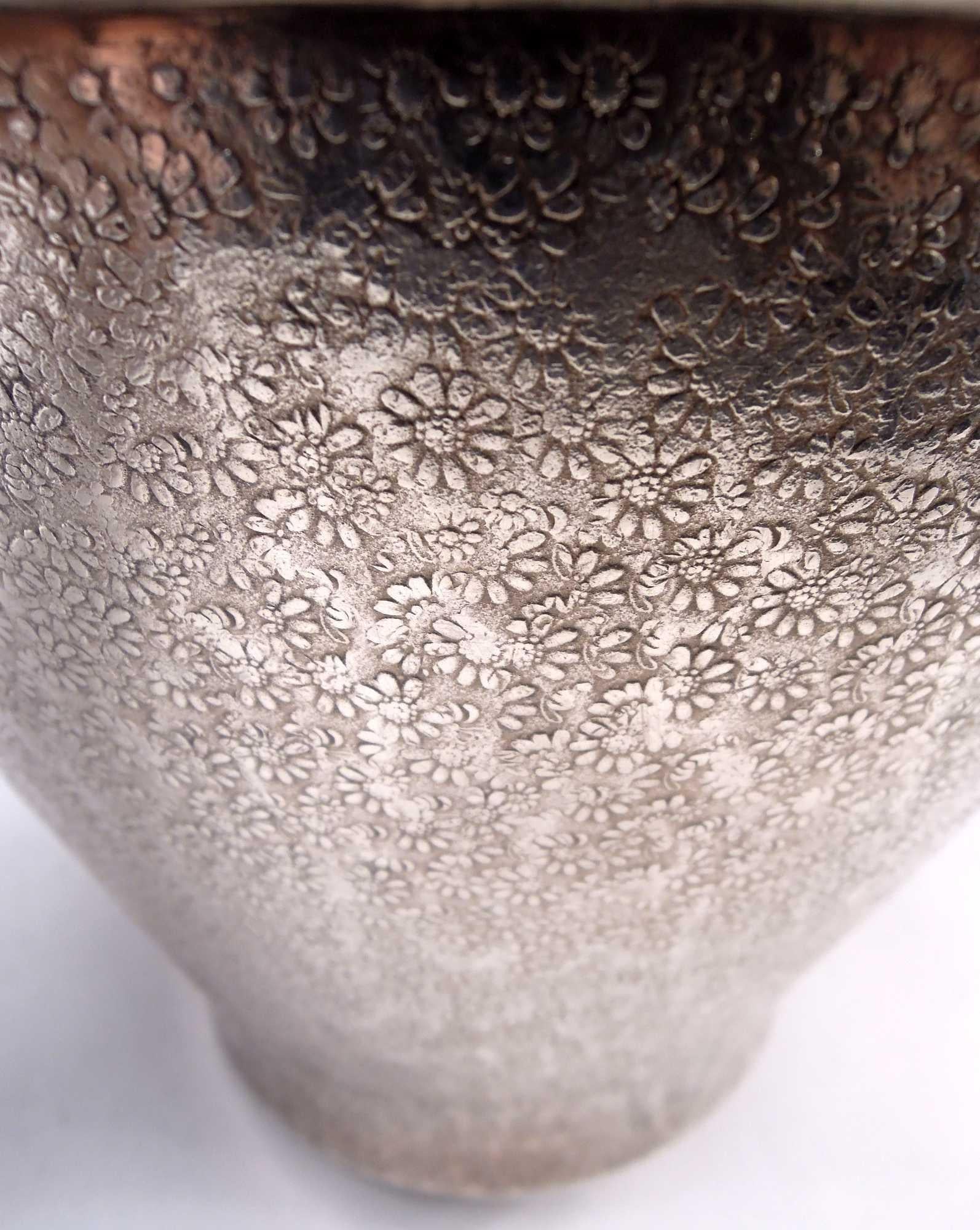 Antico vaso giapponese Meiji a margherita in argento con fiori d'oro applicati In condizioni buone in vendita a New York, NY