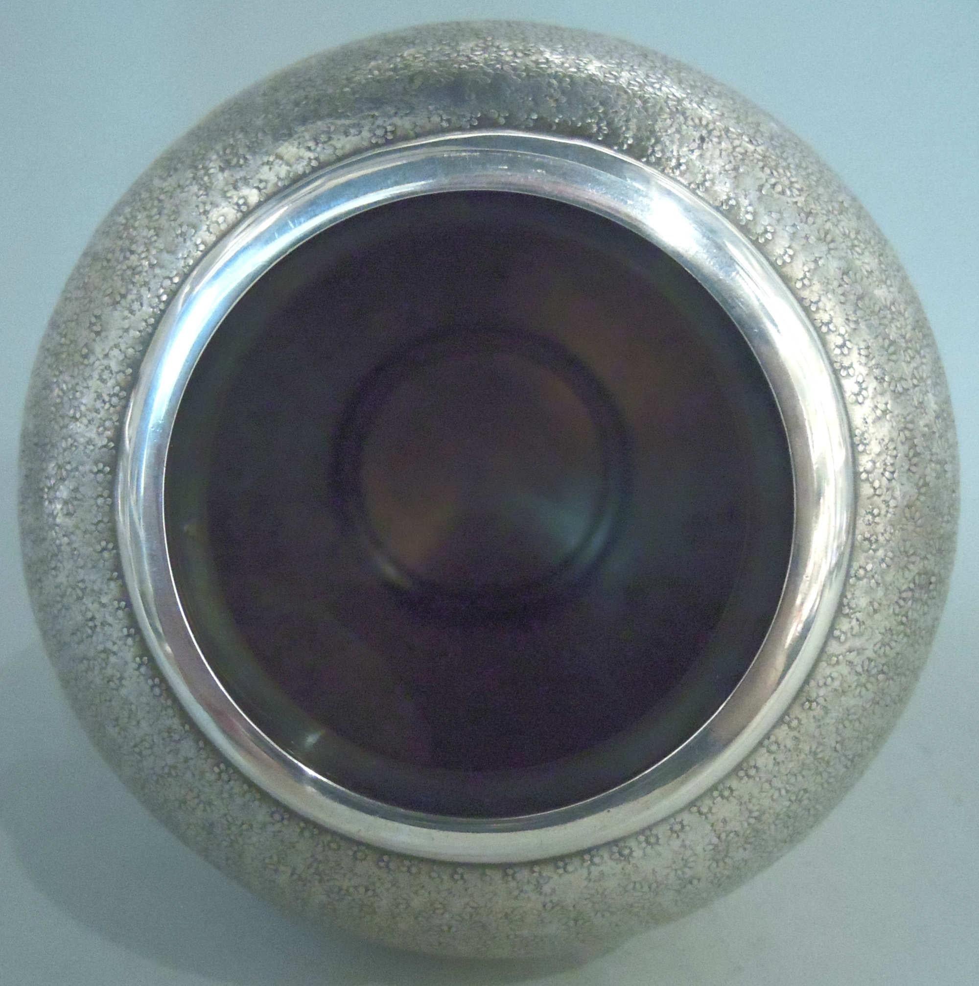 XIX secolo Antico vaso giapponese Meiji a margherita in argento con fiori d'oro applicati in vendita