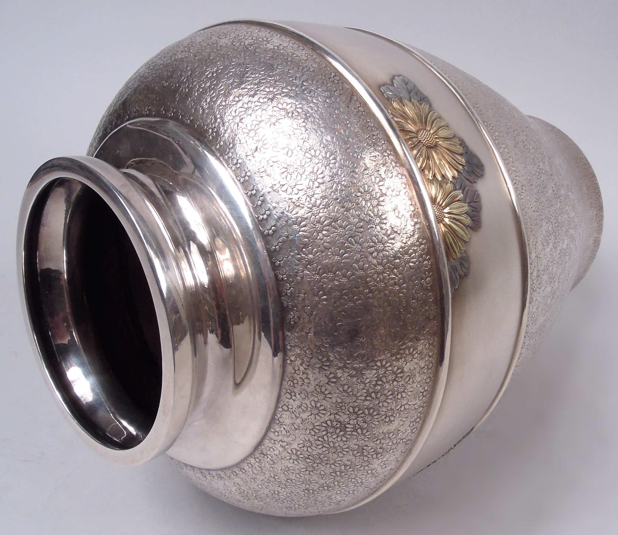 Oro Antico vaso giapponese Meiji a margherita in argento con fiori d'oro applicati in vendita