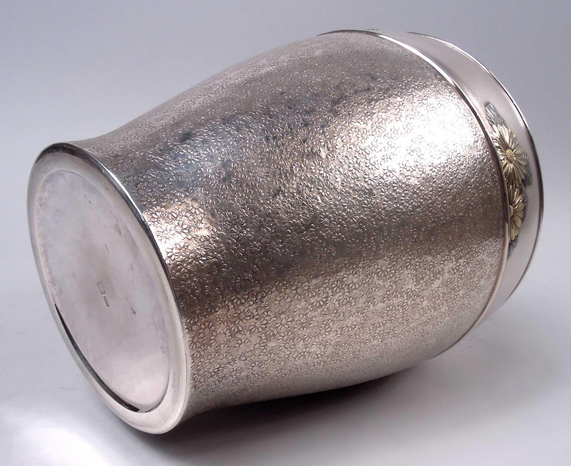 Antico vaso giapponese Meiji a margherita in argento con fiori d'oro applicati in vendita 1