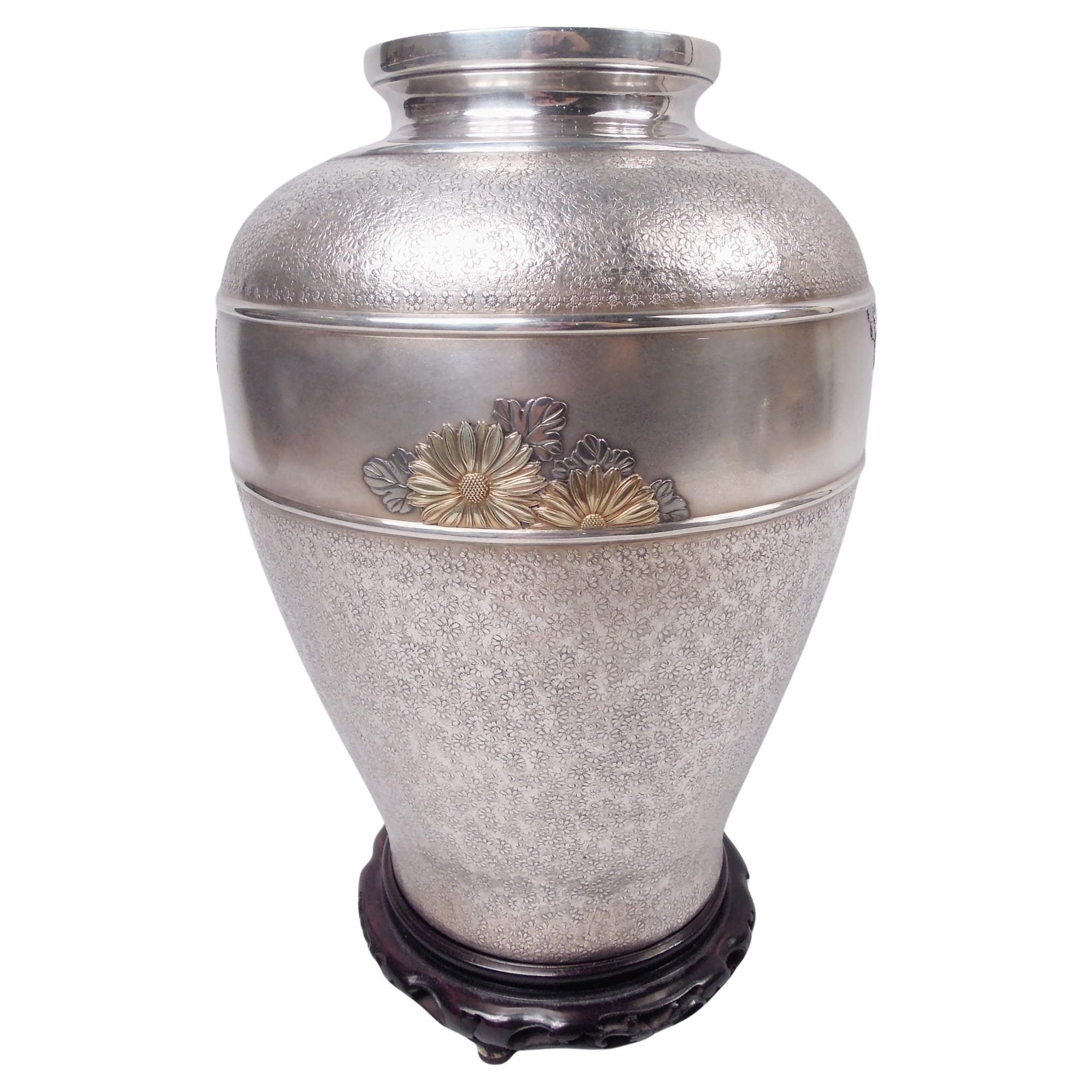 Antico vaso giapponese Meiji a margherita in argento con fiori d'oro applicati in vendita