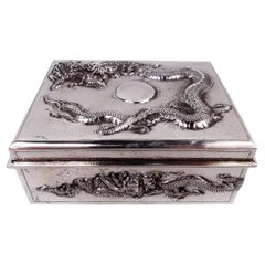 Antico cofanetto giapponese Meiji con drago in argento