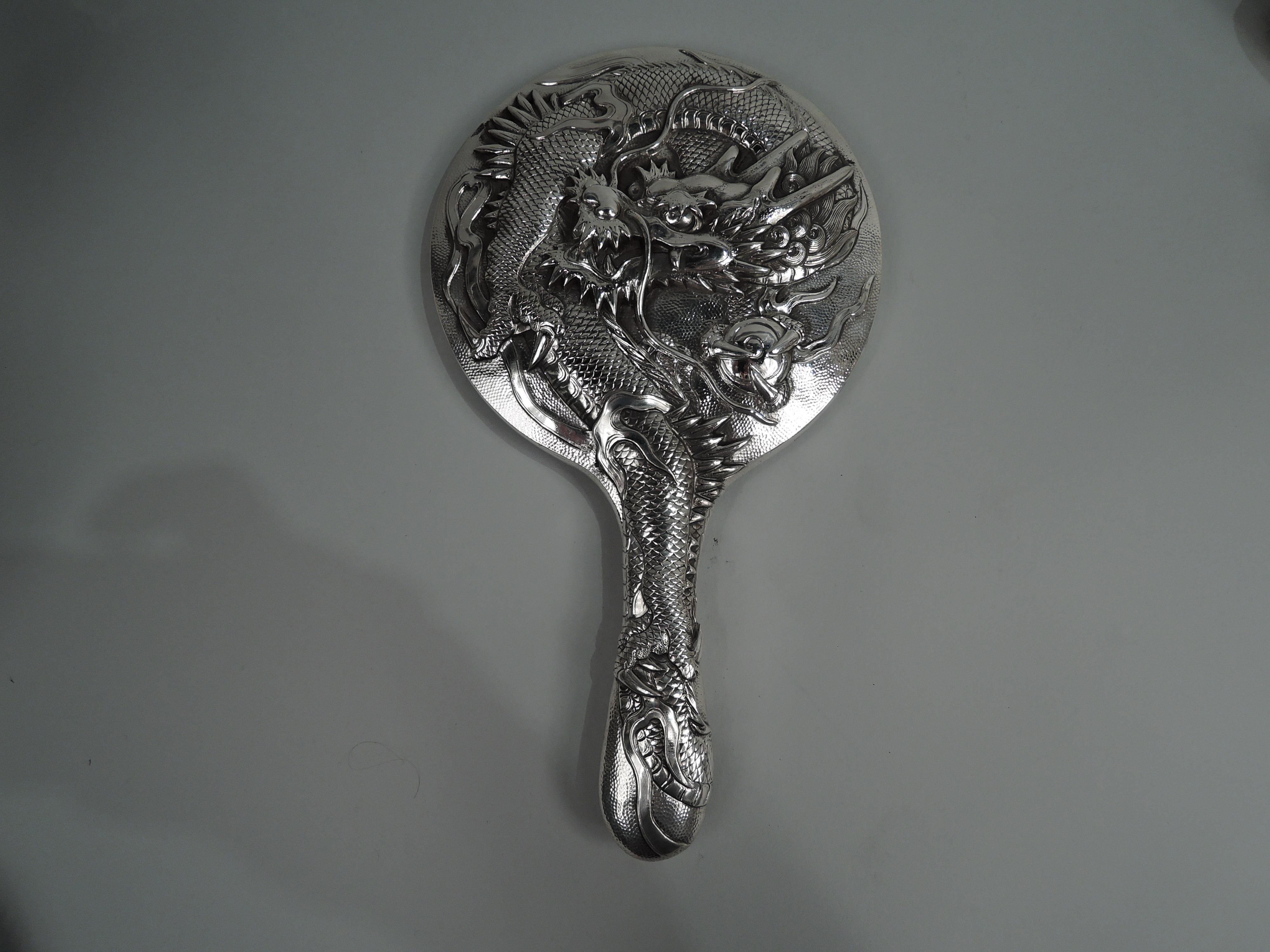 Japanisches Meiji-Silber-Eitelkeitsset, um 1900. Dieses Set besteht aus fünf Teilen: Handspiegel, Haarbürste, 2 Kleiderbürsten und Nagelpuffer. Jeder mit silbernem Rücken und aufgeworfenem Drachen - ein gehörntes, schuppiges, schlitterndes Tier -