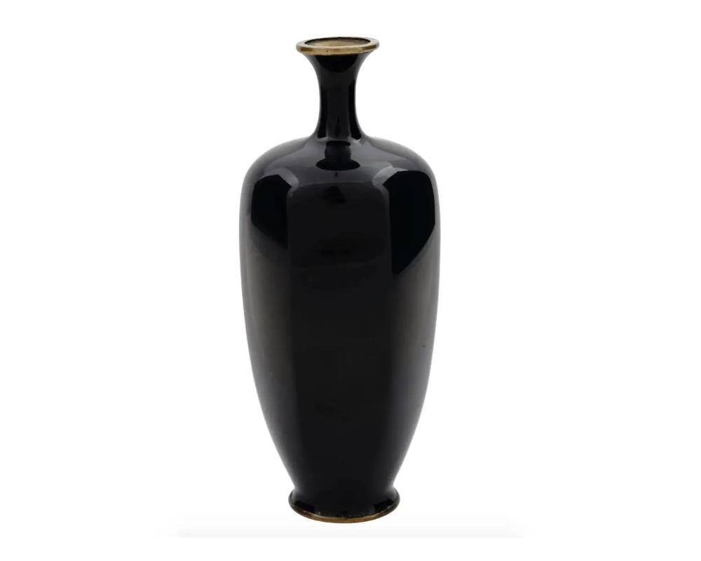 Giapponese Antico vaso giapponese Meiji con smalto cloisonne e filo d'argento a forma di gru in vendita
