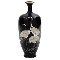 Antiguo jarrón japonés Meiji con grulla de alambre de plata y esmalte cloisonné