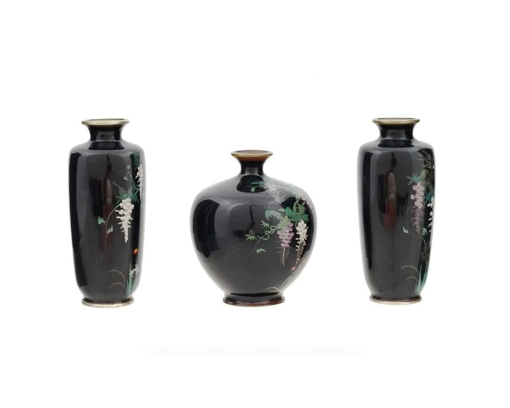 Cloisonné Raro set di 3 pezzi di antichi vasi giapponesi Meiji con smalto Cloisonne e filo d'argento. in vendita