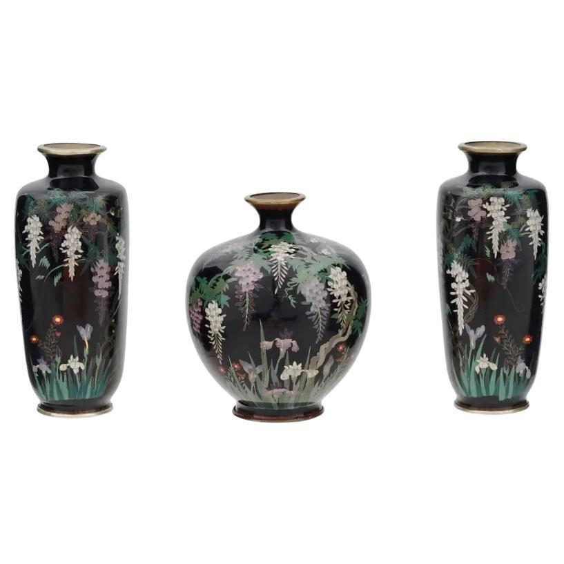 Raro set di 3 pezzi di antichi vasi giapponesi Meiji con smalto Cloisonne e filo d'argento.
