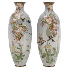 Paire de vases japonais anciens de haute qualité en émail cloisonné argenté avec 