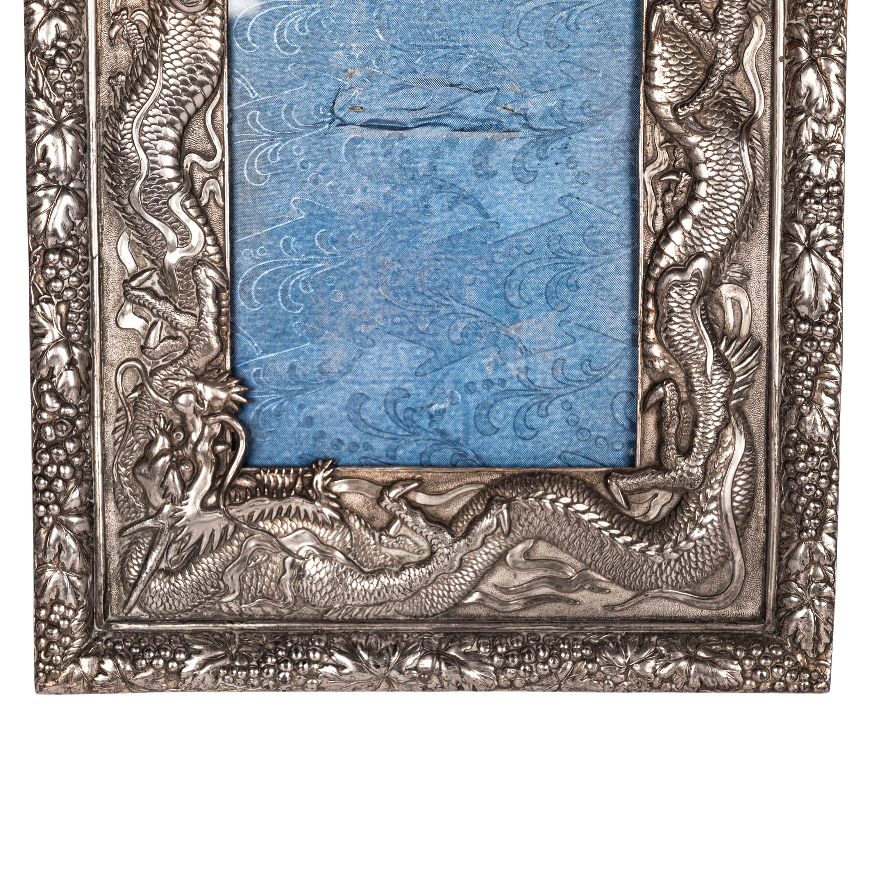 Giapponese Antico portafoto giapponese Meiji in argento massiccio Repousse Dragon 1900 in vendita