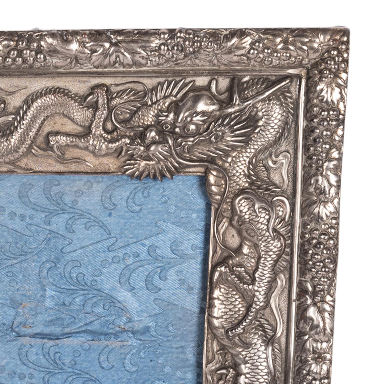 Sbalzo Antico portafoto giapponese Meiji in argento massiccio Repousse Dragon 1900 in vendita