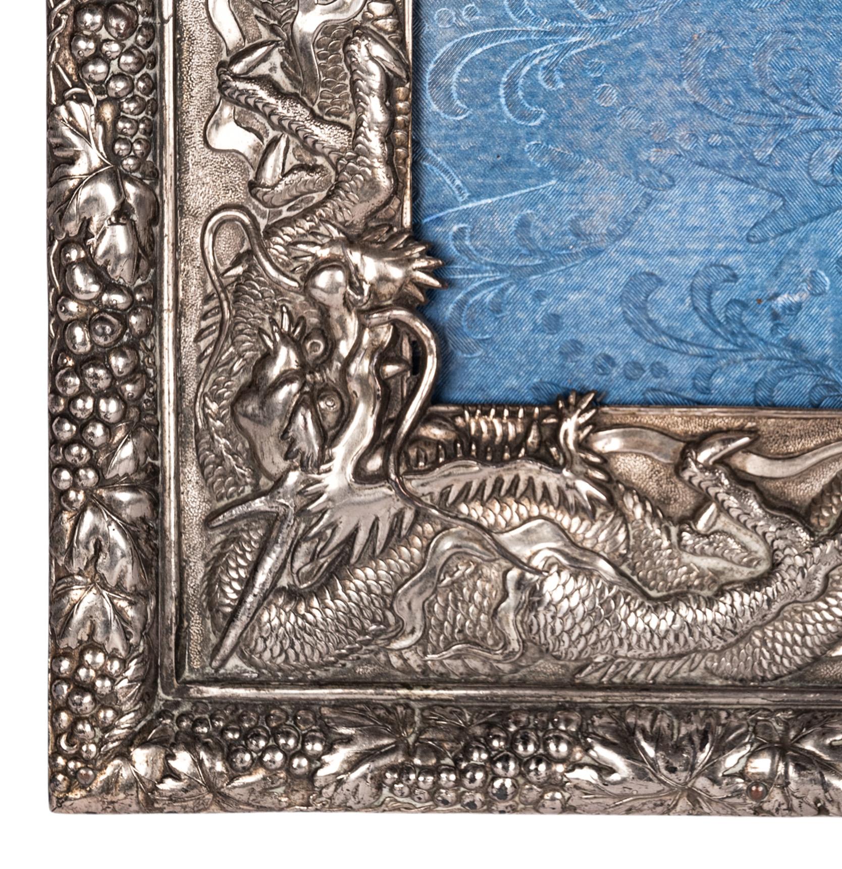 Antico portafoto giapponese Meiji in argento massiccio Repousse Dragon 1900 In condizioni buone in vendita a Portland, OR
