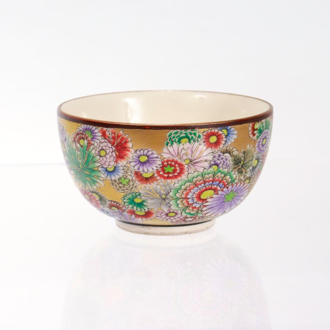 20ième siècle Tasse à thé ou chawan japonaise ancienne en porcelaine florale Meiji/Taisho Shuzan Satsuma en vente