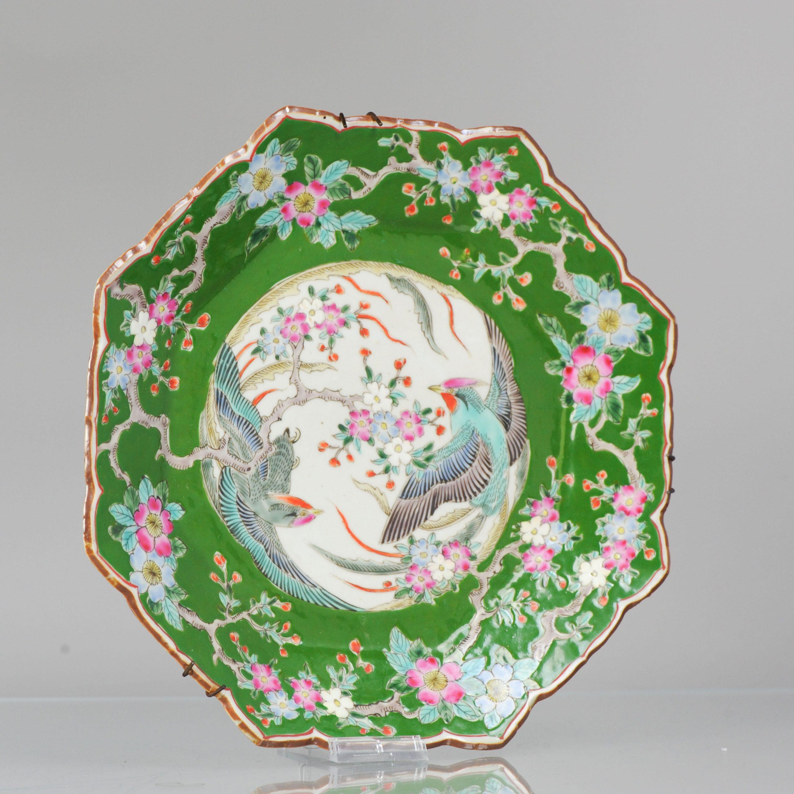 Antique Japanese Meiji Yamatoku Porcelain Colorfull Enamels Birds Plate In Good Condition For Sale In Amsterdam, Noord Holland