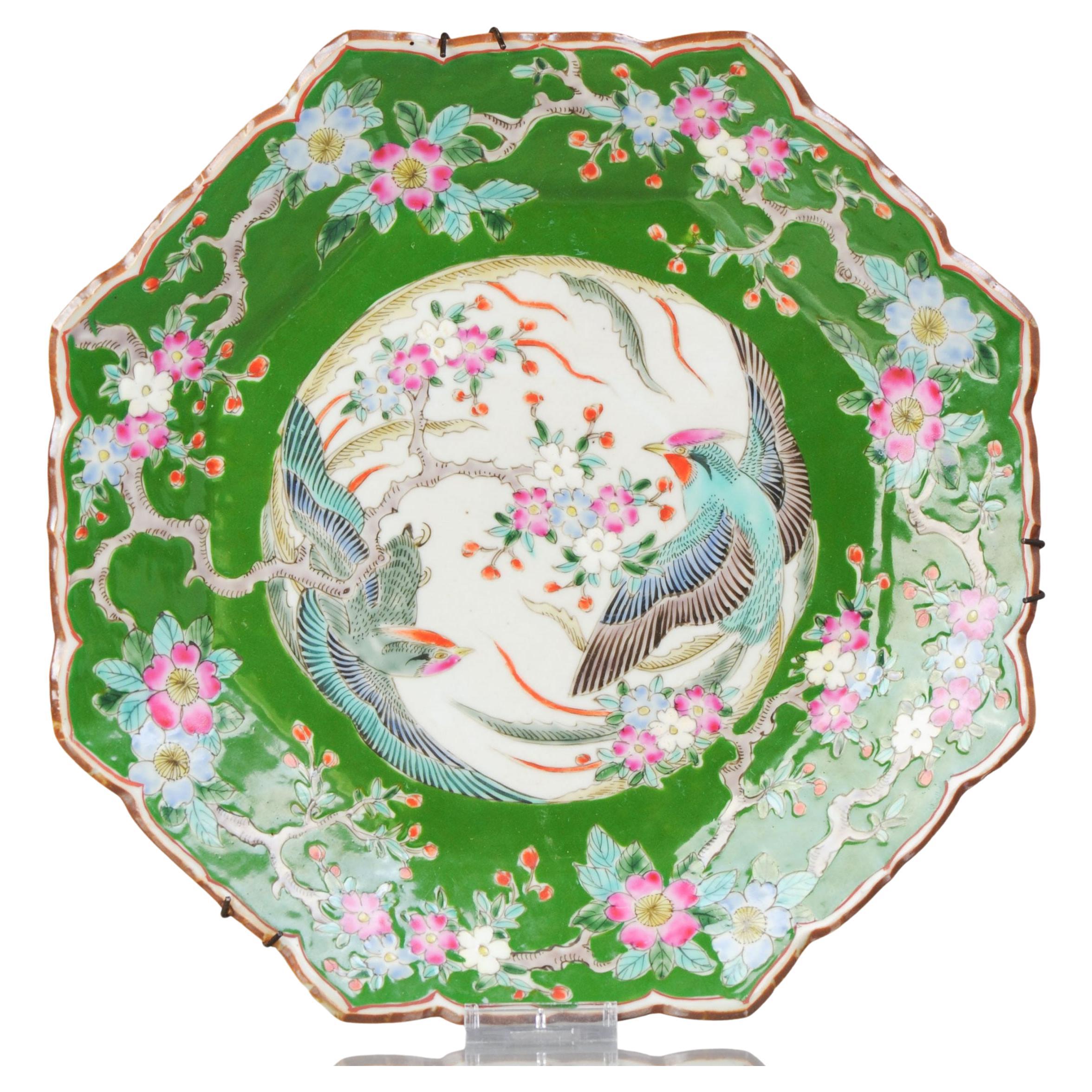 Ancienne assiette japonaise en porcelaine Meiji Yamatoku à motif oiseaux en émaux colorés