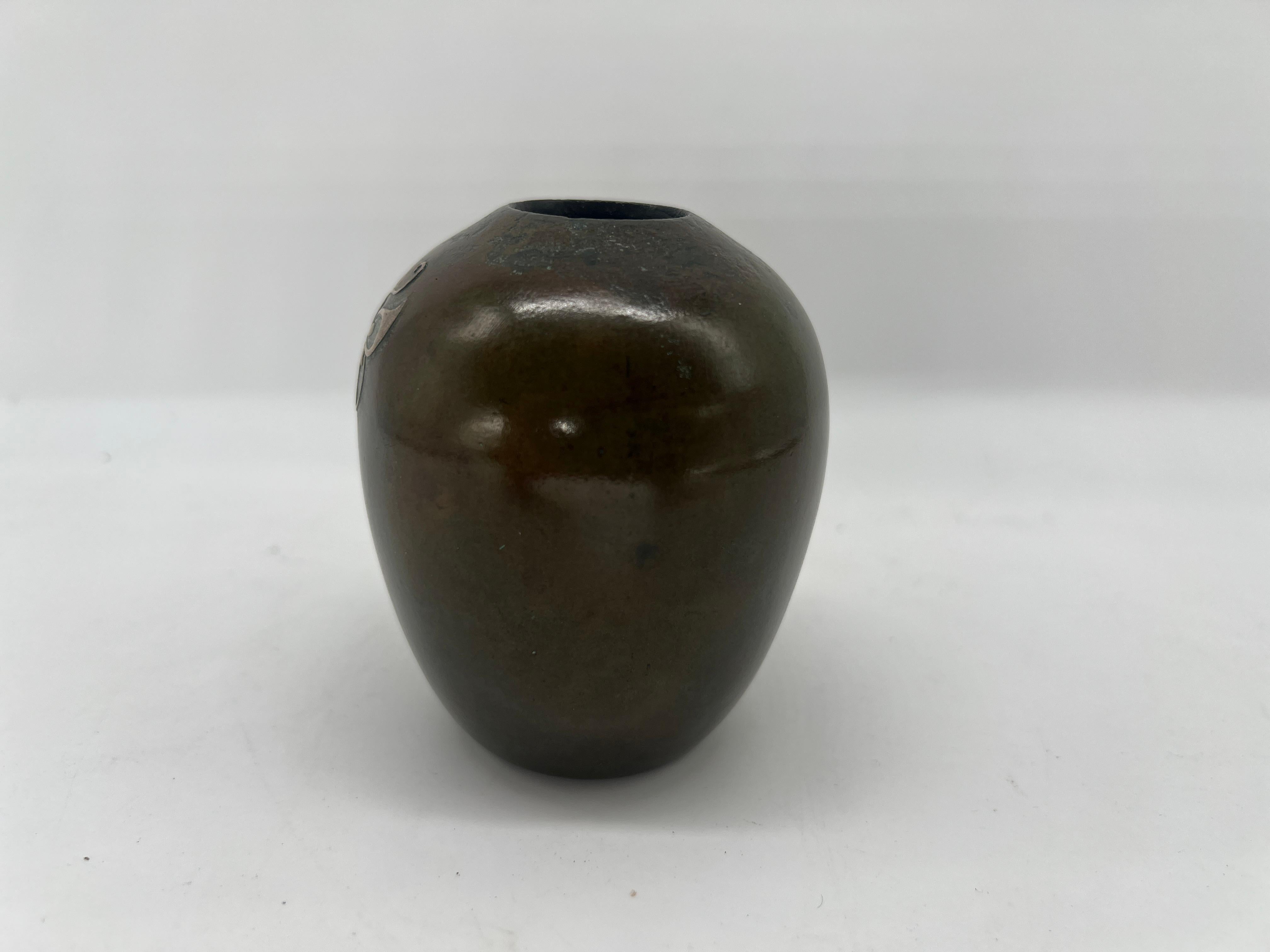 Anglo-giapponese Antico vaso giapponese in miniatura in bronzo e sterlina con farfalla sovrapposta - Firmato in vendita