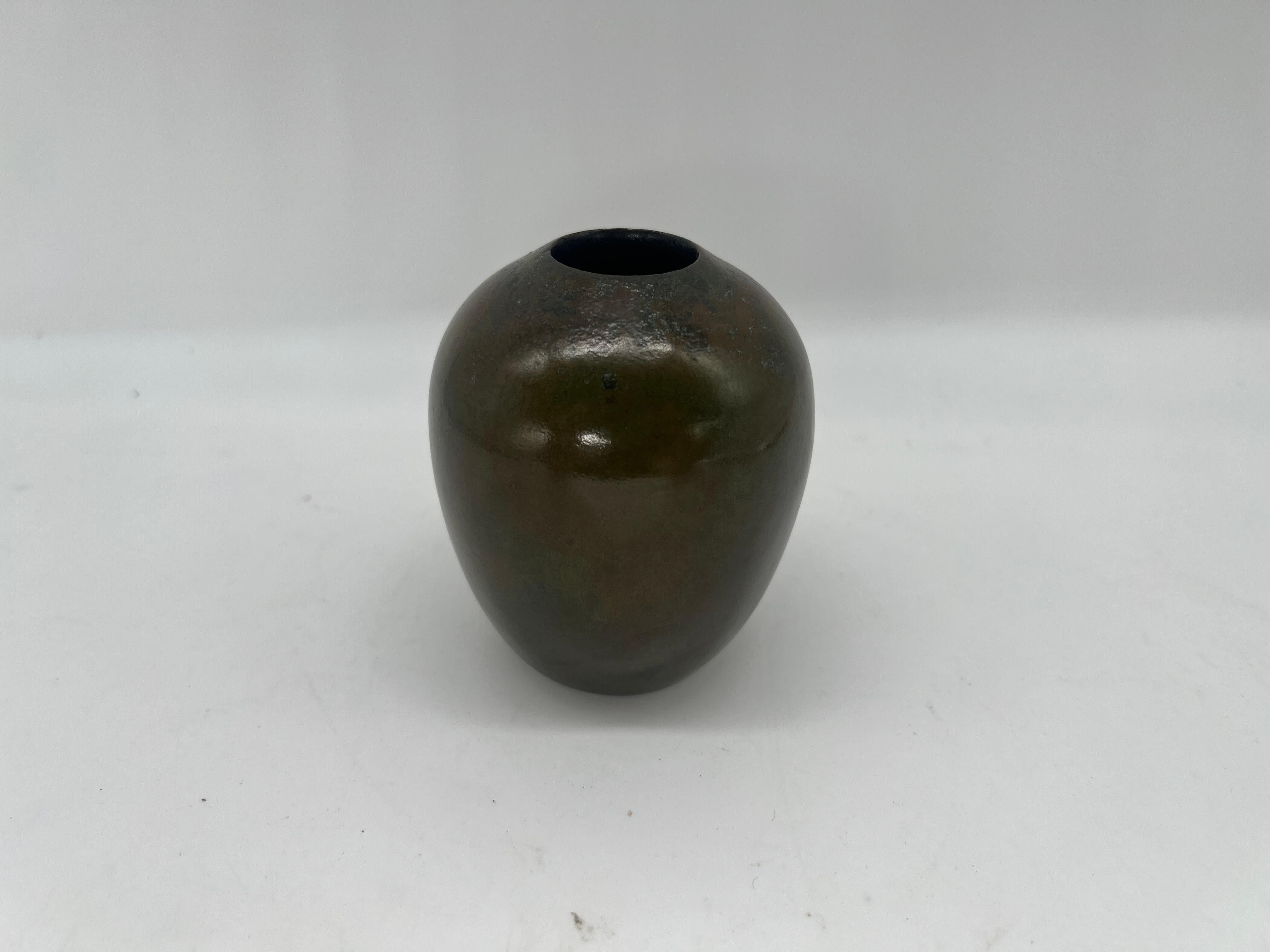 Giapponese Antico vaso giapponese in miniatura in bronzo e sterlina con farfalla sovrapposta - Firmato in vendita