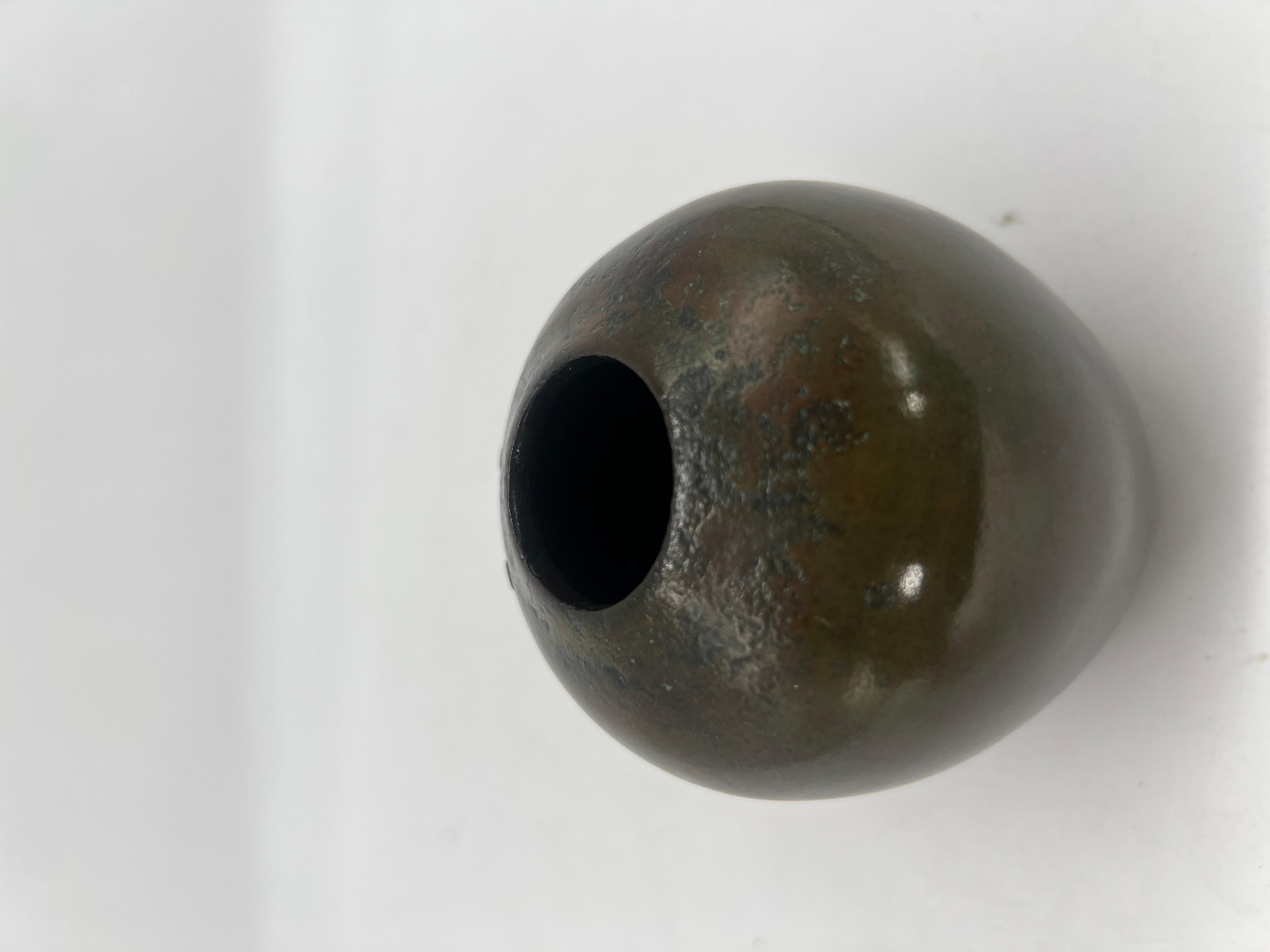 Antico vaso giapponese in miniatura in bronzo e sterlina con farfalla sovrapposta - Firmato In condizioni buone in vendita a Atlanta, GA