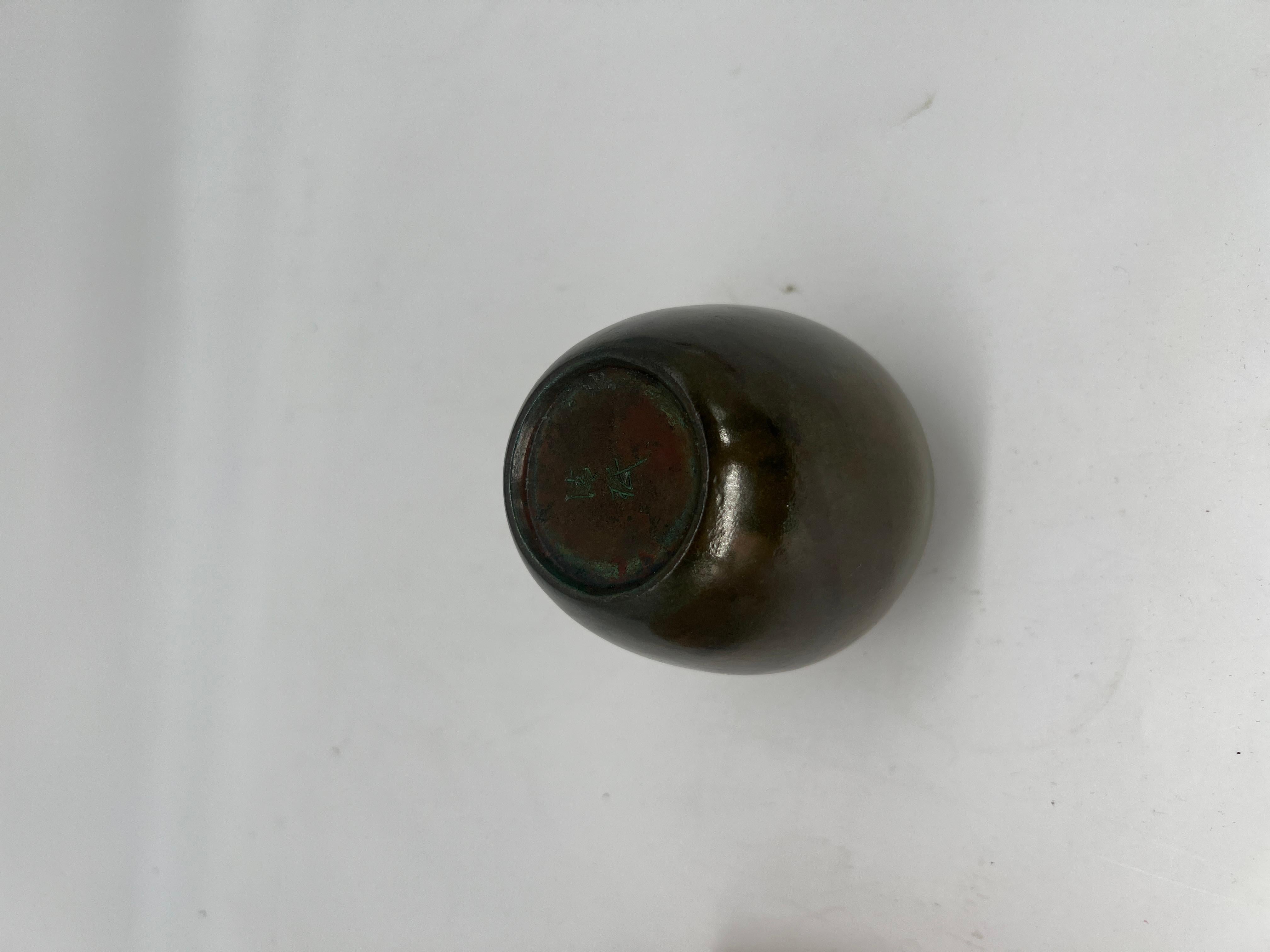 XX secolo Antico vaso giapponese in miniatura in bronzo e sterlina con farfalla sovrapposta - Firmato in vendita