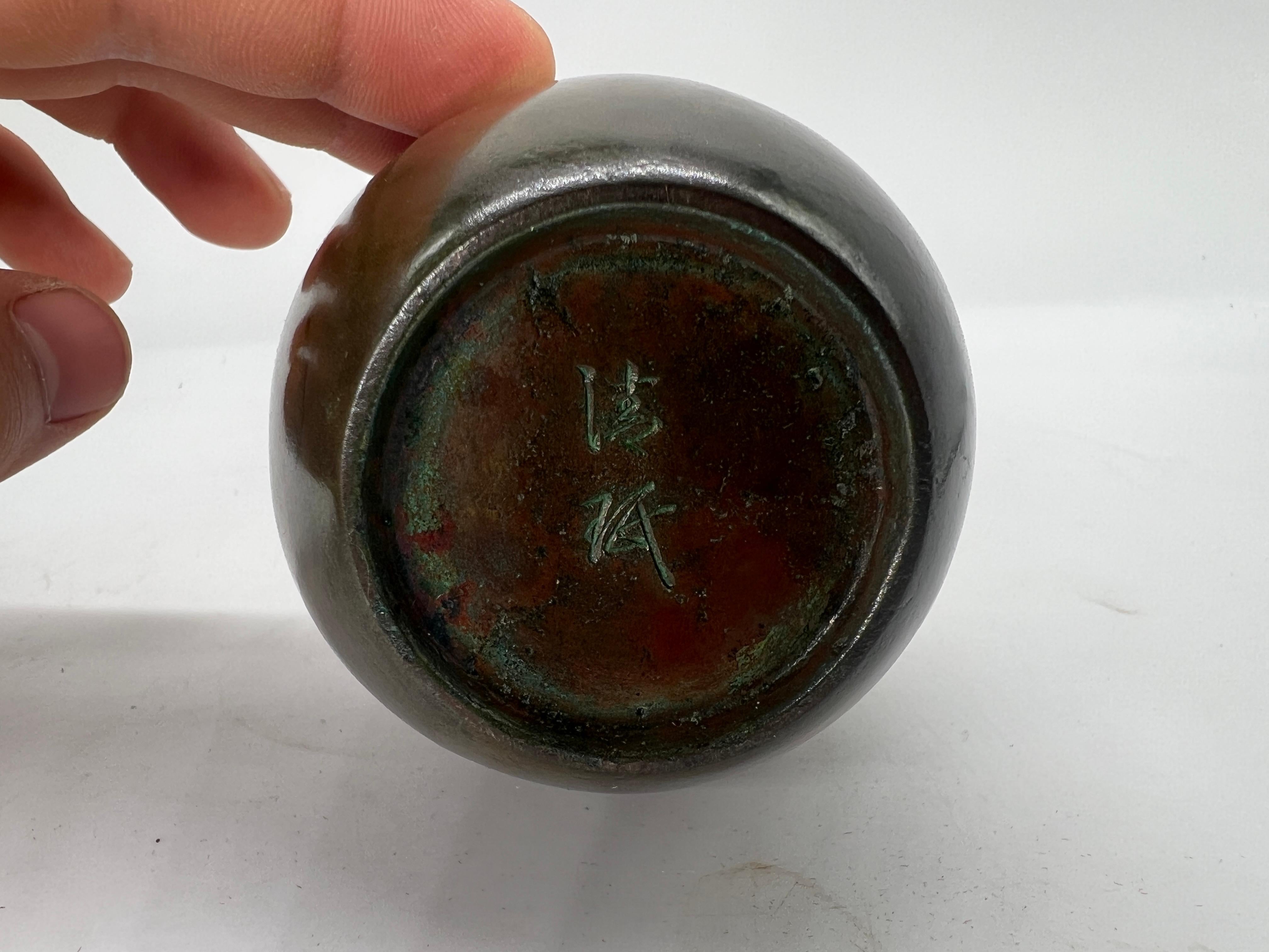 Argento 925 Antico vaso giapponese in miniatura in bronzo e sterlina con farfalla sovrapposta - Firmato in vendita