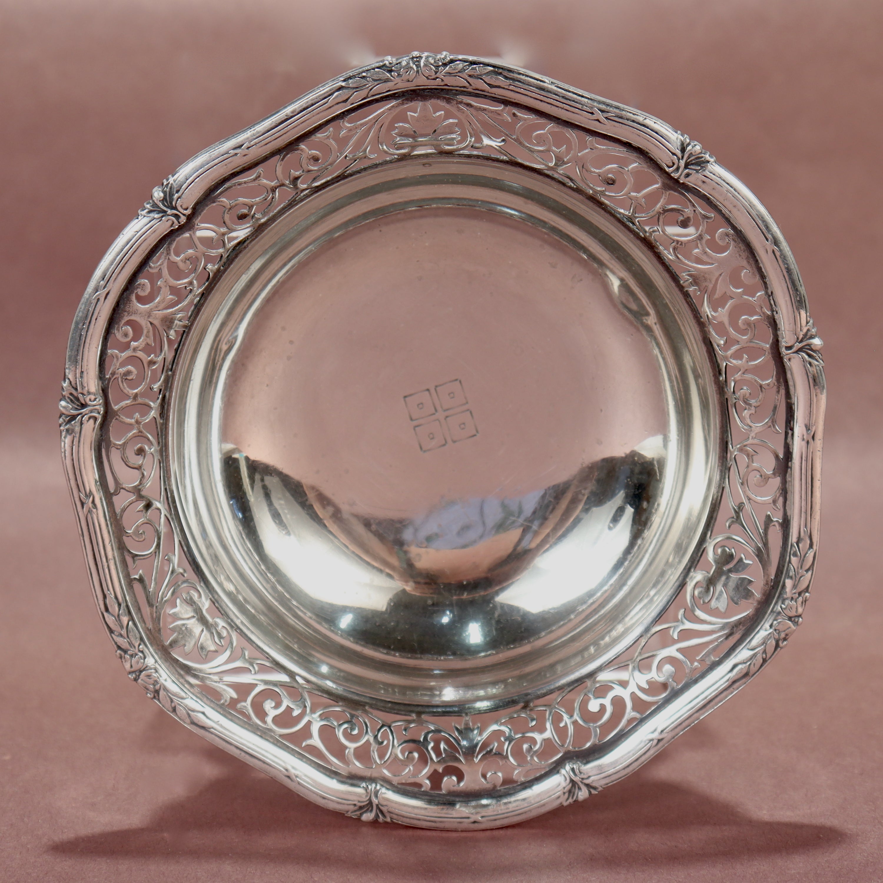 A fine antique sterling silver footed bowl.

By Miyamoto Shoko.

In .950 sterling silver.

With a simple engraved square pattern to the center of the bowl and openwork rim with floral devices supported by 3 feet.

Simply a wonderful Japanese silver