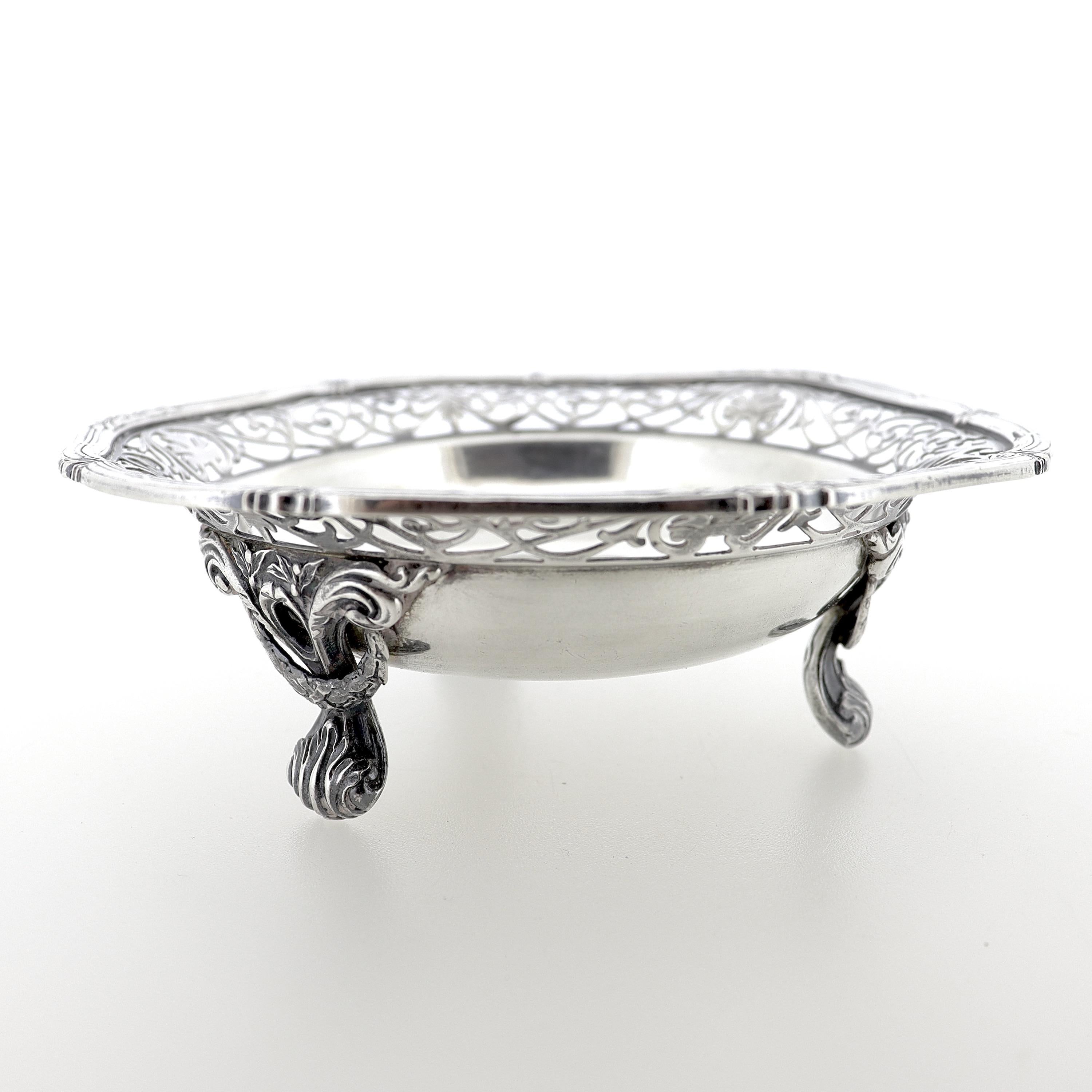 Antique Japanese Miyamoto 950 Sterling Silver Footed Bowl or Vide-Poche In Good Condition For Sale In Philadelphia, PA