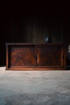 Armoire japonaise ancienne de type « Mizuya Tansu » avec portes coulissantes en zelkova (Keyaki)