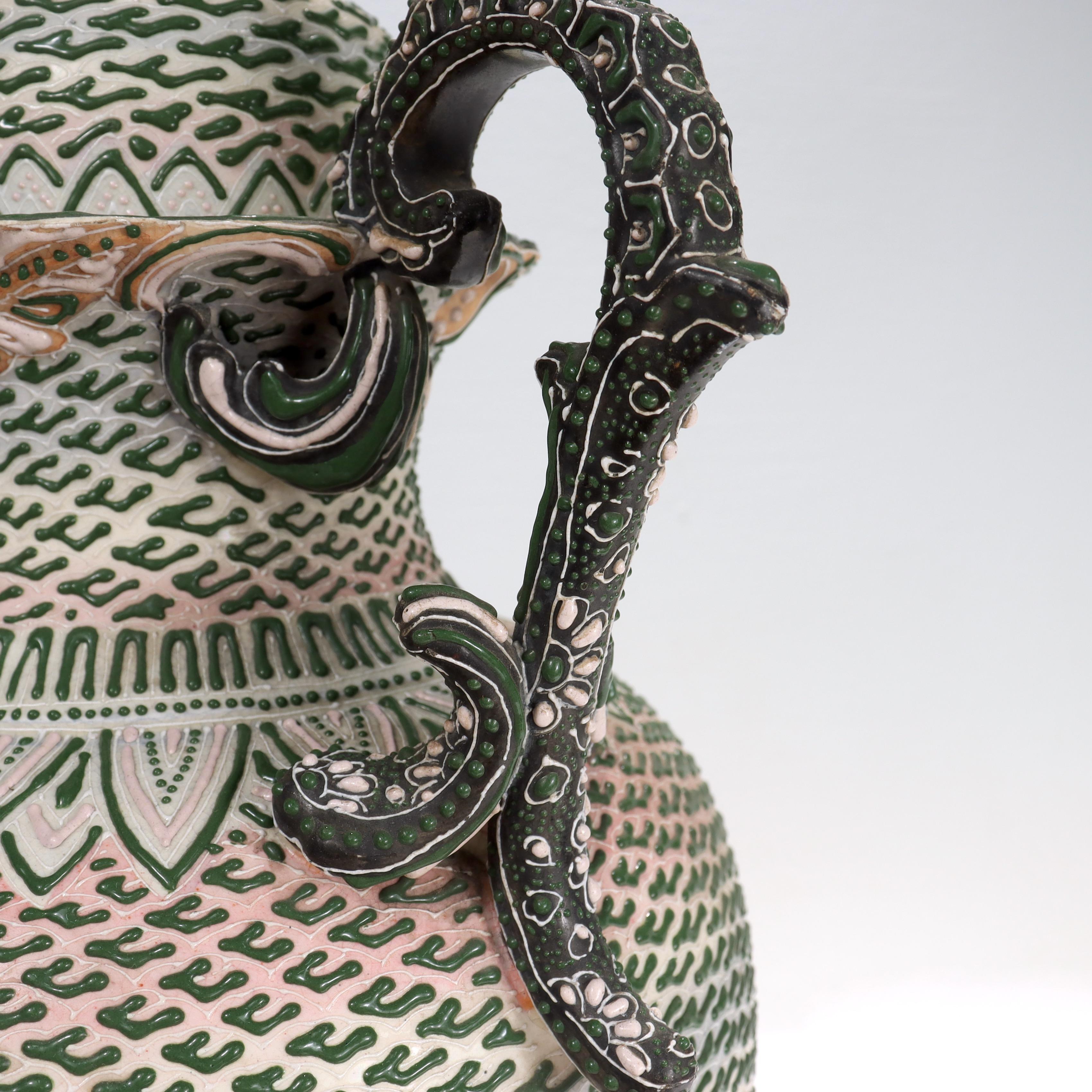 Ancien vase ou jarre couvert en porcelaine japonaise Moriage de Nippon en vente 10
