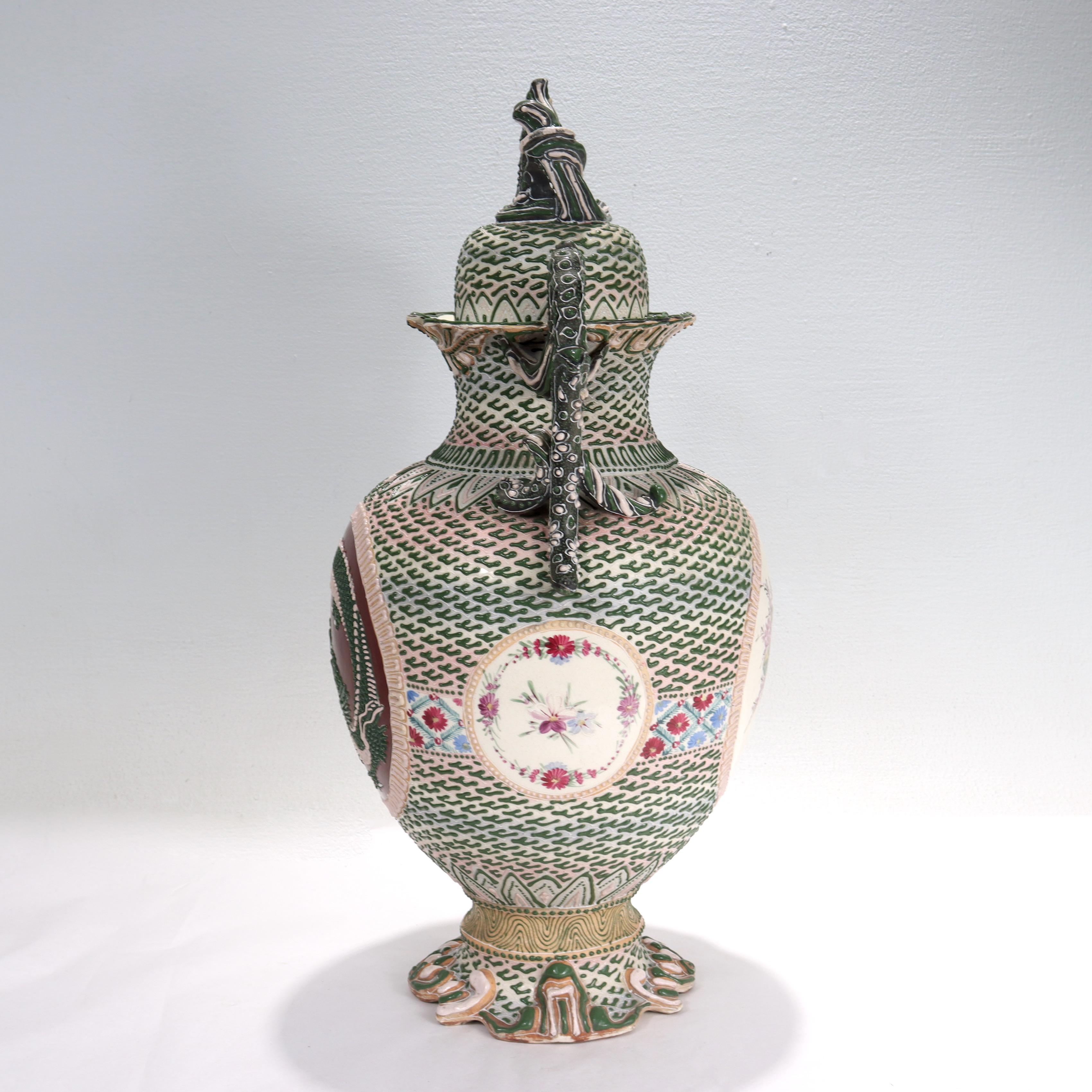 Meiji Ancien vase ou jarre couvert en porcelaine japonaise Moriage de Nippon en vente