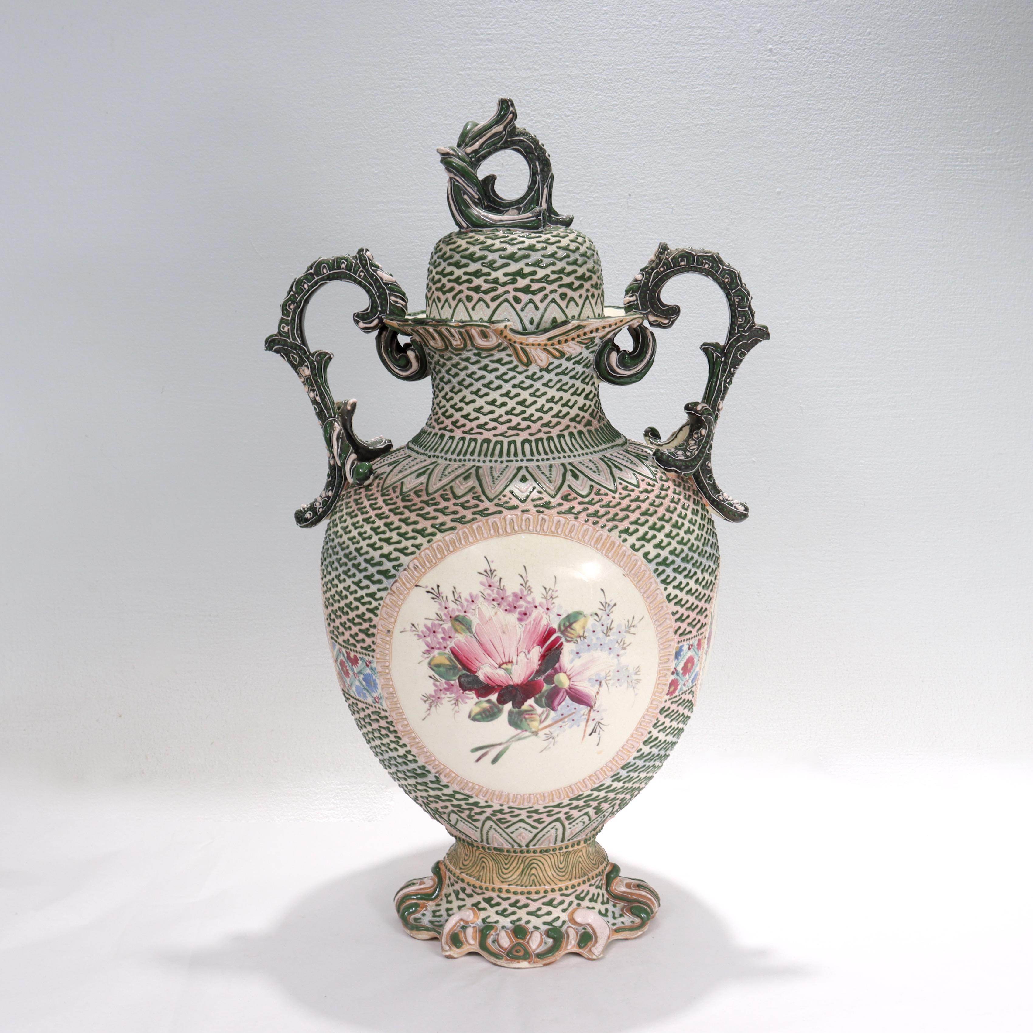 Japonais Ancien vase ou jarre couvert en porcelaine japonaise Moriage de Nippon en vente