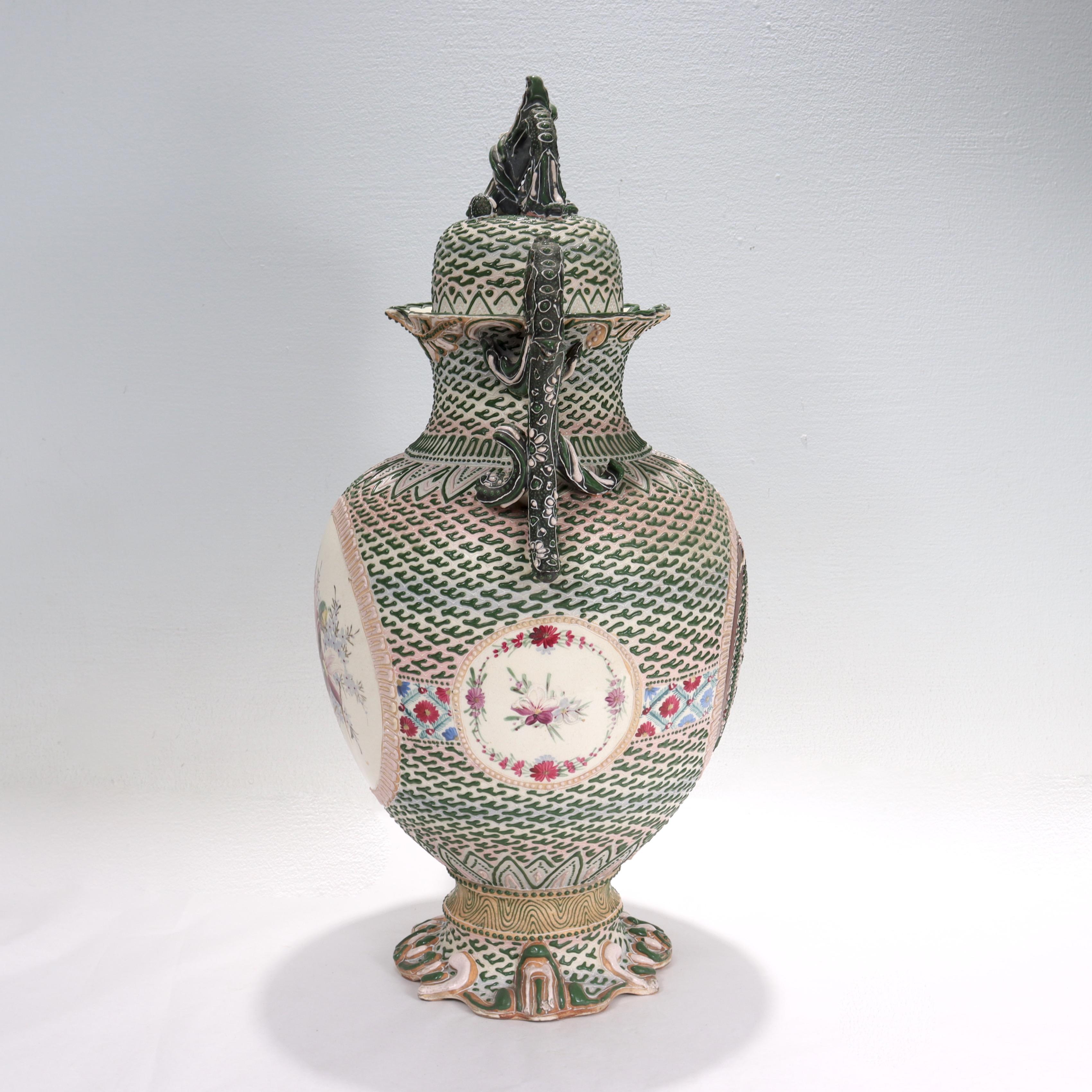 Ancien vase ou jarre couvert en porcelaine japonaise Moriage de Nippon Bon état - En vente à Philadelphia, PA