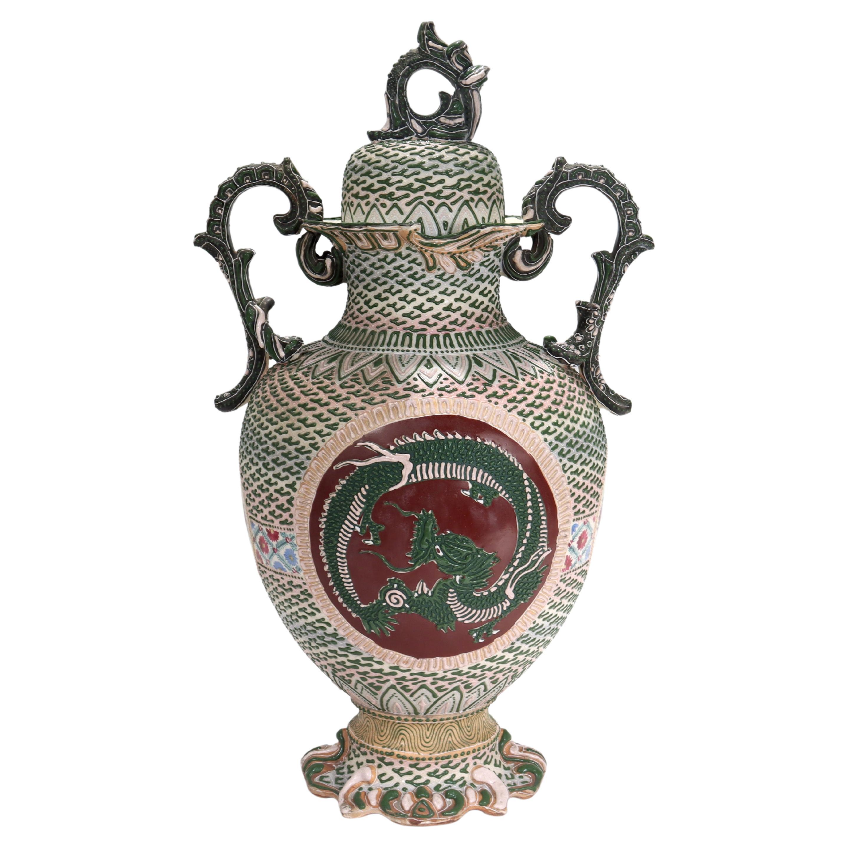Ancien vase ou jarre couvert en porcelaine japonaise Moriage de Nippon en vente