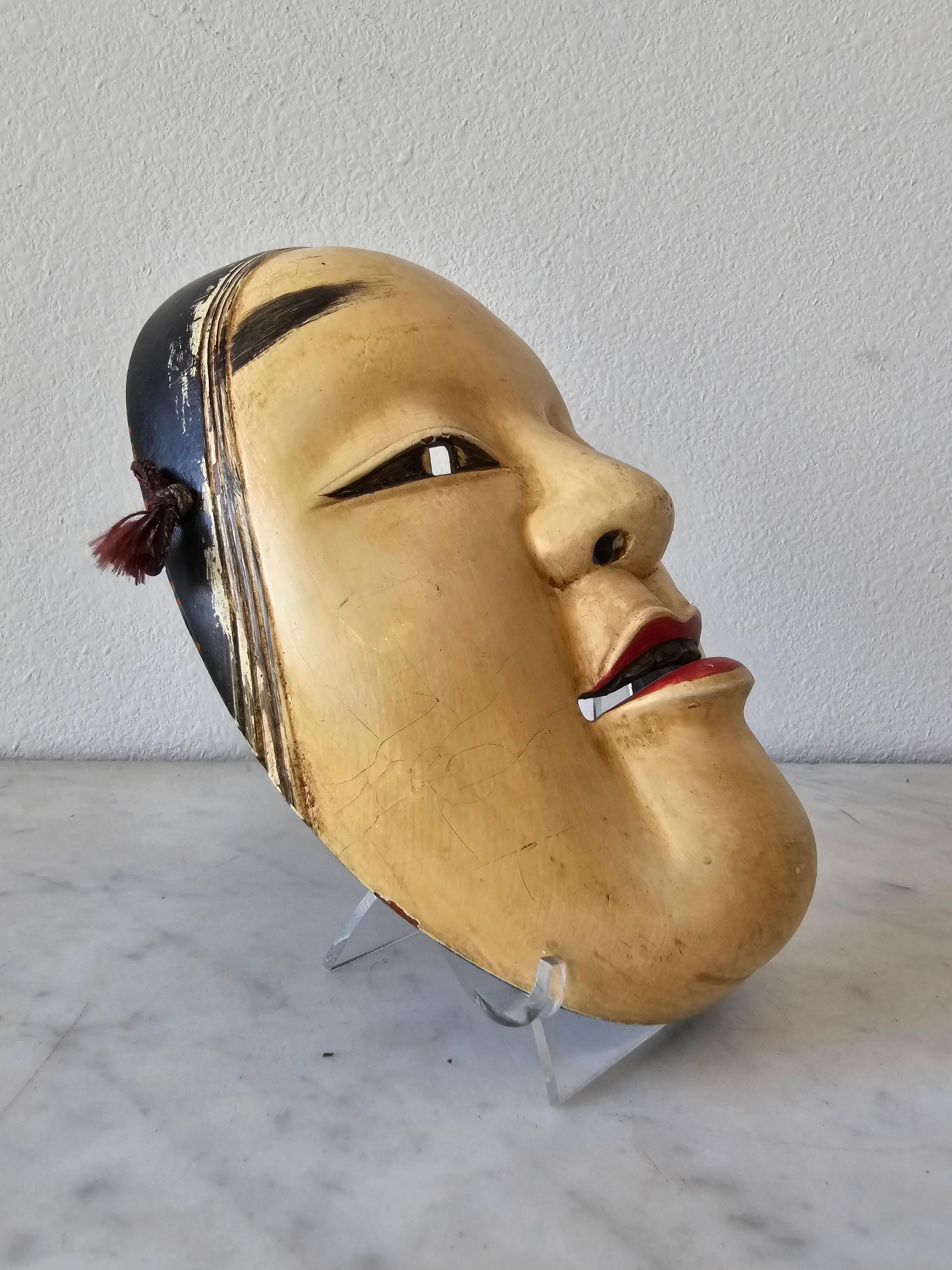 Masque de Ko-Omote en bois sculpté et peint à la main, rare et anciennement utilisé dans le théâtre nô japonais.

Sculptés au Japon au XIXe siècle, les masques nô Ko-omote (littéralement 